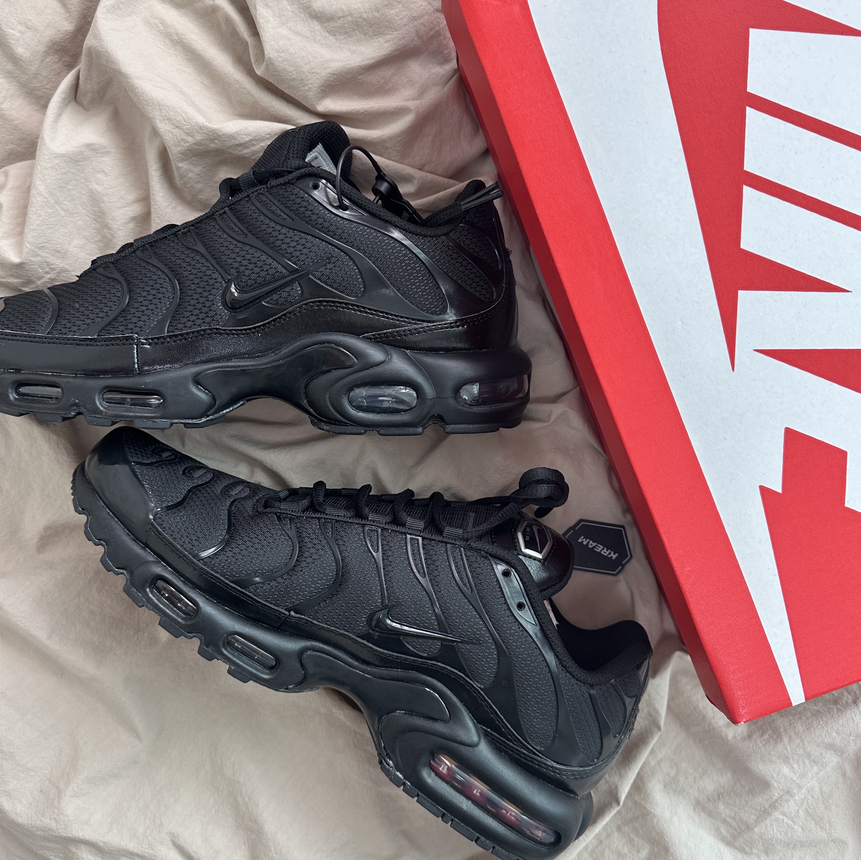 Nike Air Max Plus Triple Black 착용 스타일 - 2