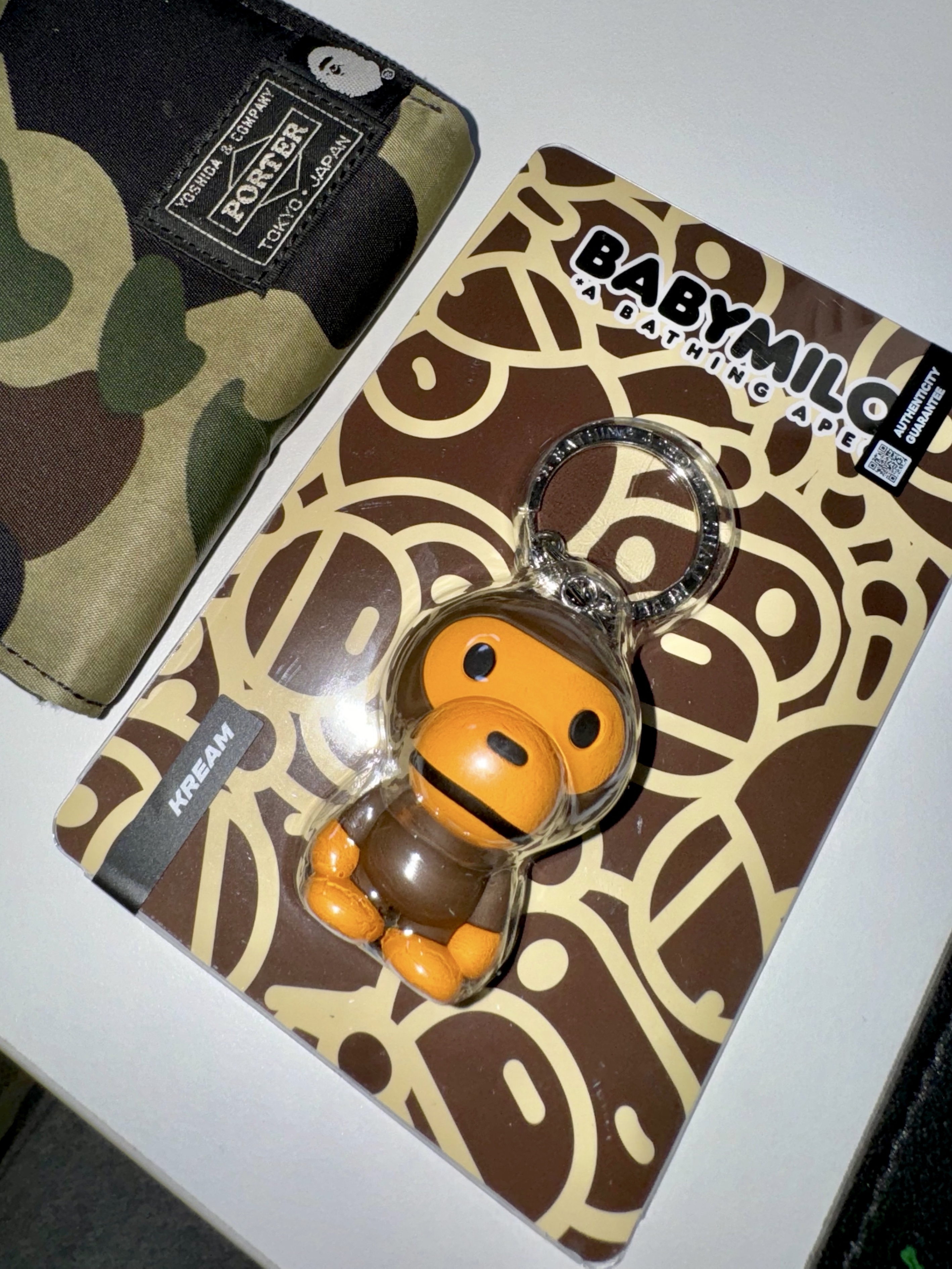 BAPE Baby Milo Keychain Brown, BAPE Ape Head Coin Case M Black 착용 스타일 - 2