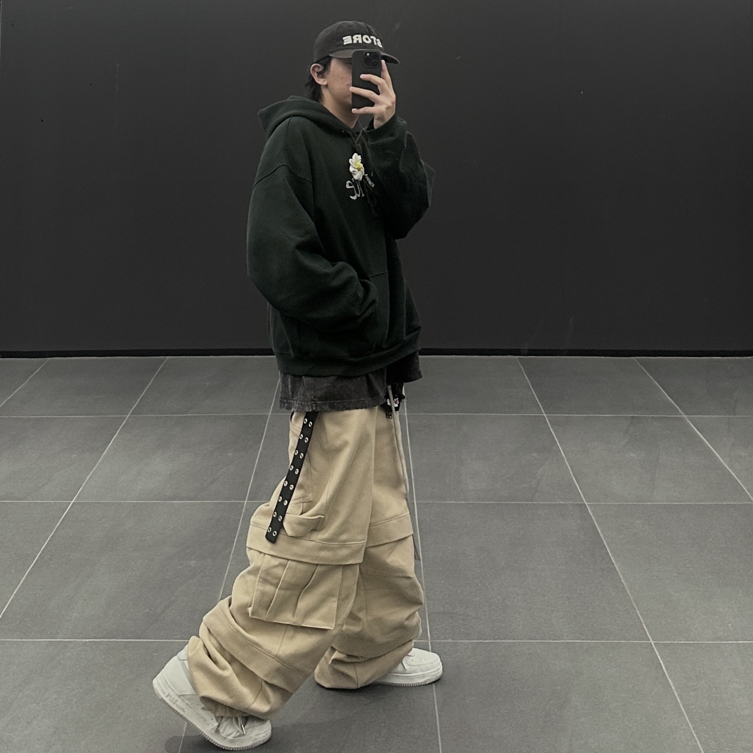 BAPE x JJJJound Bape Sta Low White Light Grey, ERL Venice Hoodie Black 착용 스타일 - 1