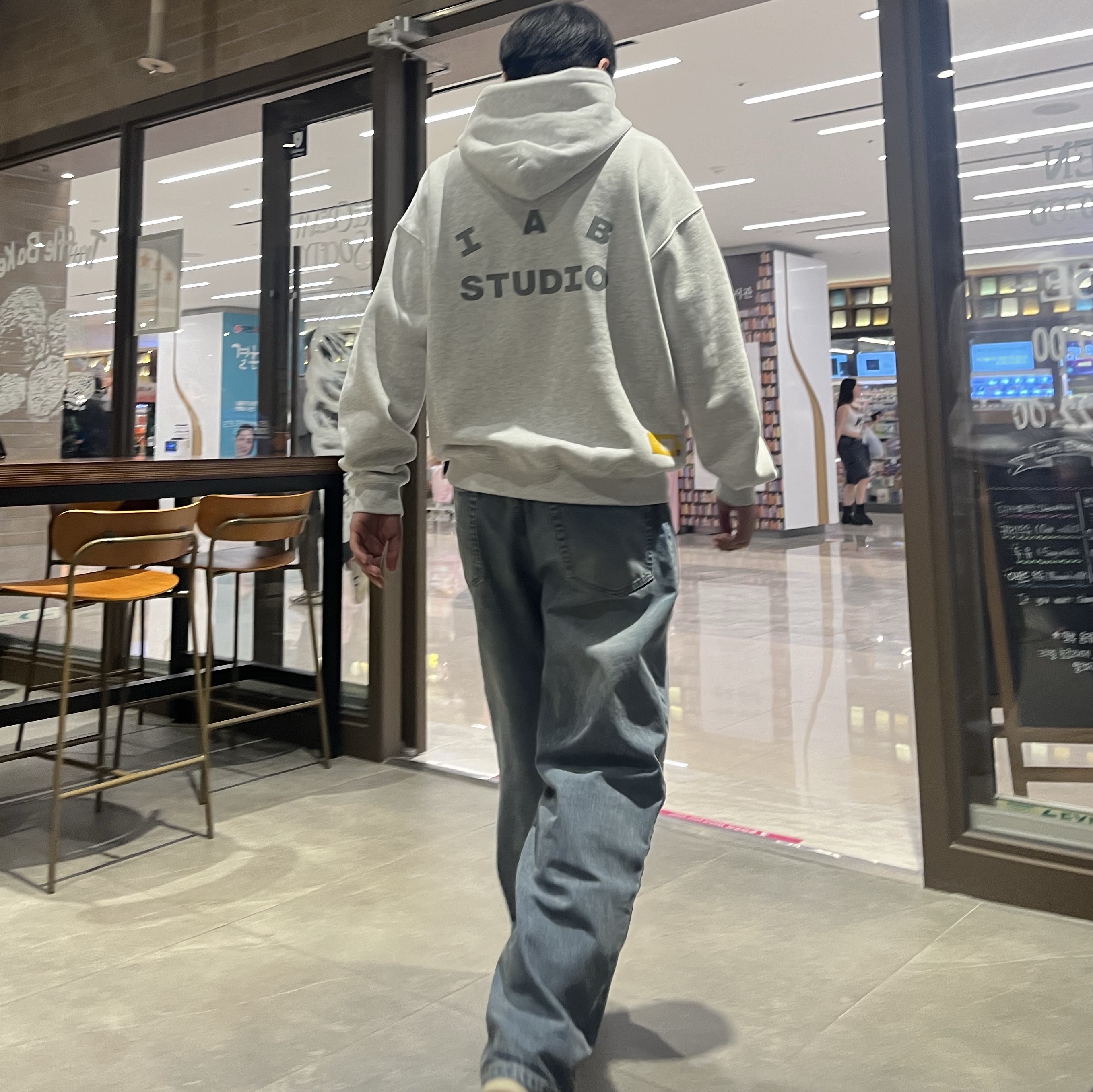 IAB Studio Hoodie Light Gray 착용 스타일