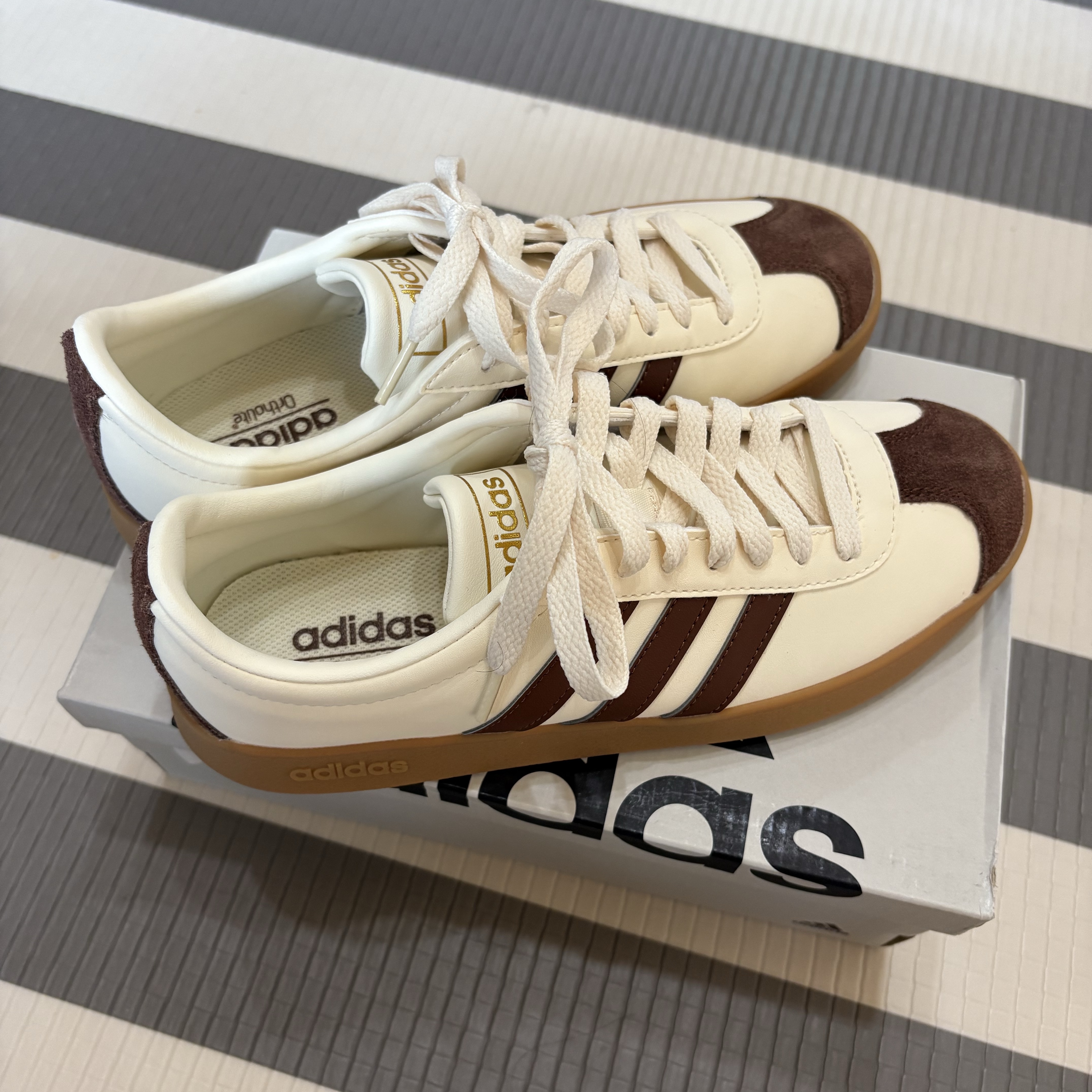Adidas VL Court 2.0 Cream Brown 착용 스타일 - 2