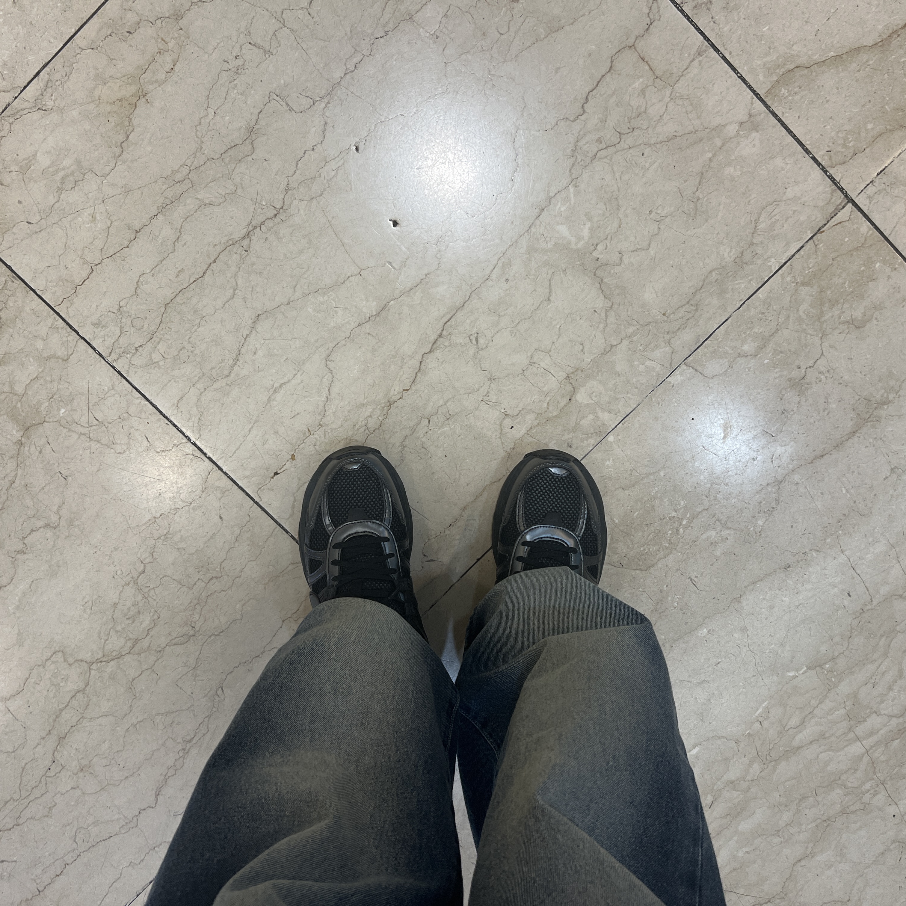 Nike V2K Run Black Anthracite 착용 스타일