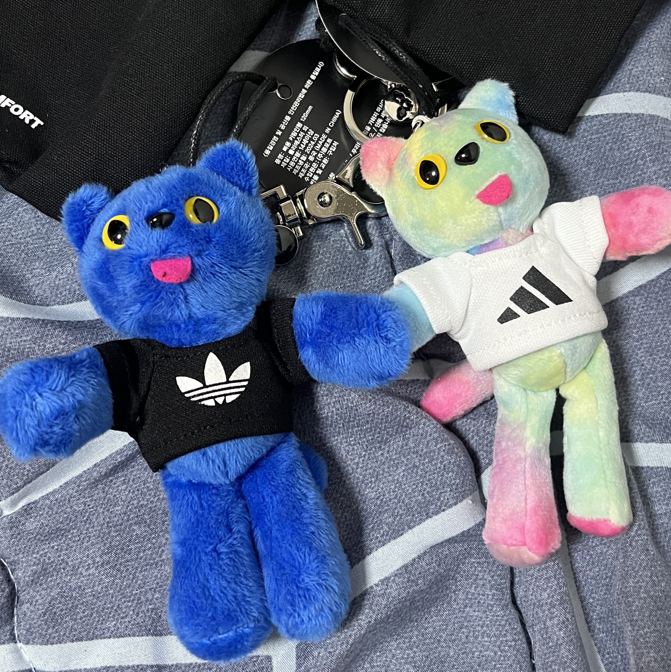 Comfort x Isetan x Adidas Piyong Keyring Blue, Comfort x Adidas Piyong Keyring Rainbow 착용 스타일