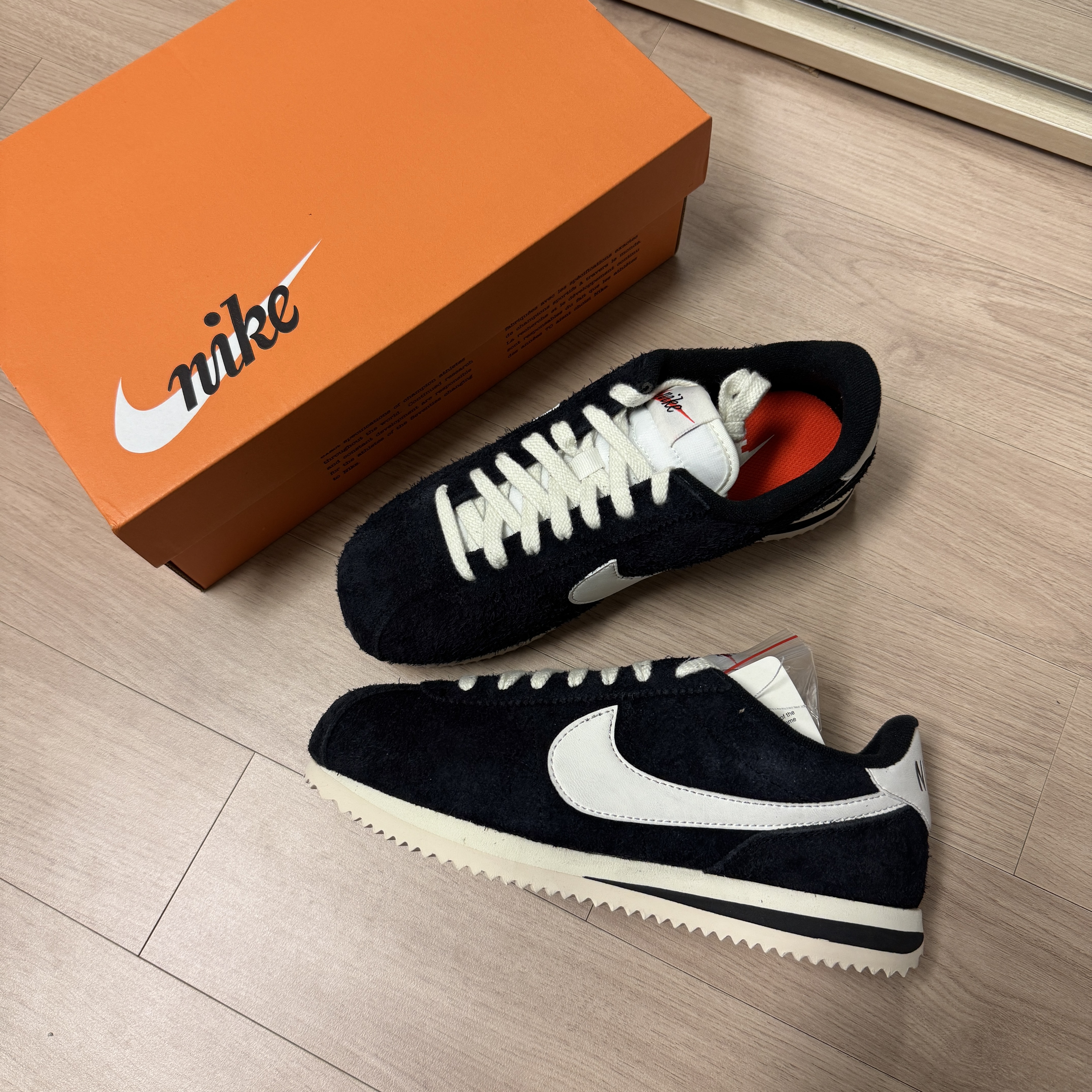 (W) Nike Cortez Vintage Black Sail 착용 스타일