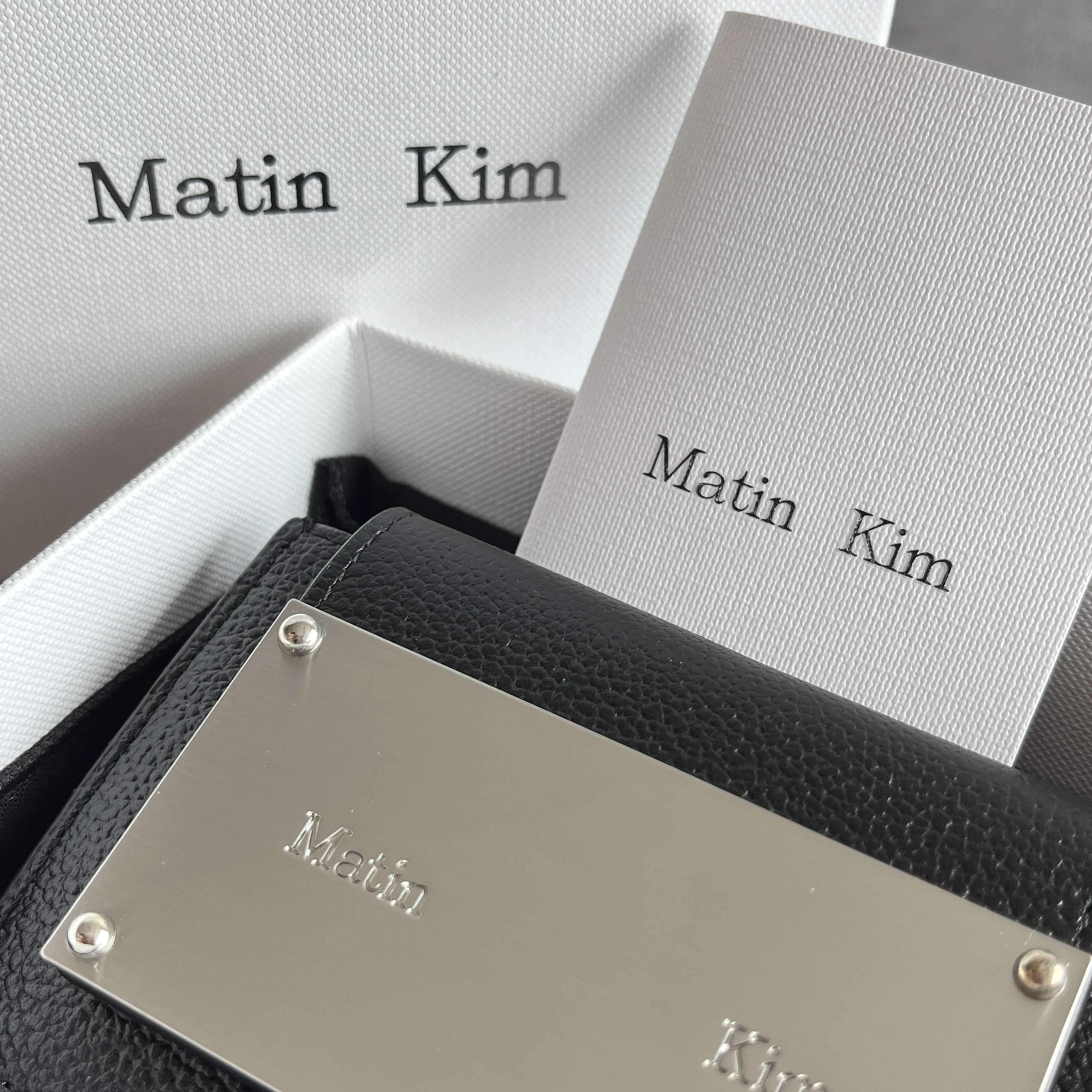 Matin Kim Accordion Wallet Black 착용 스타일