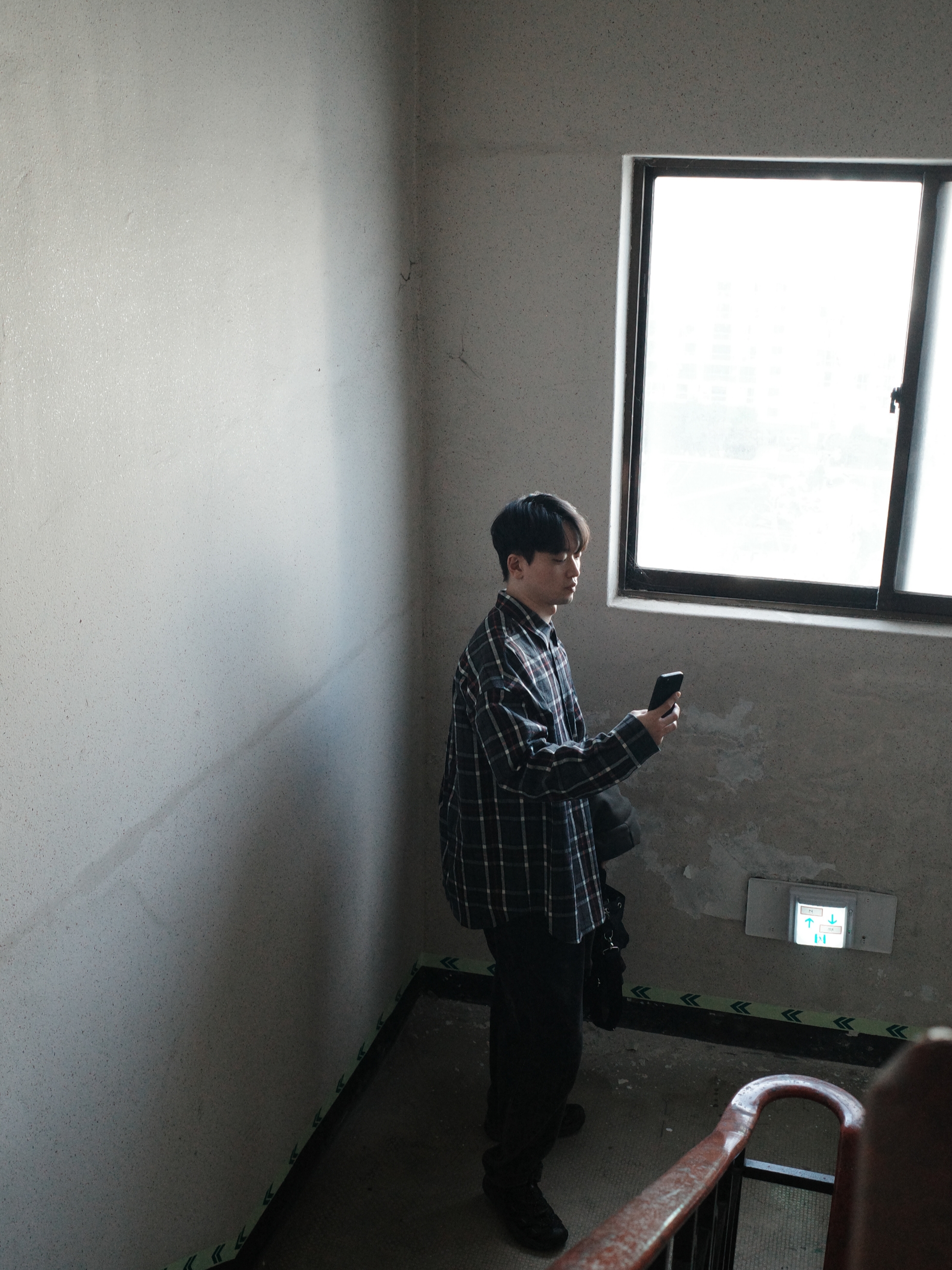 Juun.J Front Pocket Check Shirt Grey - 24FW, Essentials Longsleeve Polo Ink - 24SS 착용 스타일 - 3