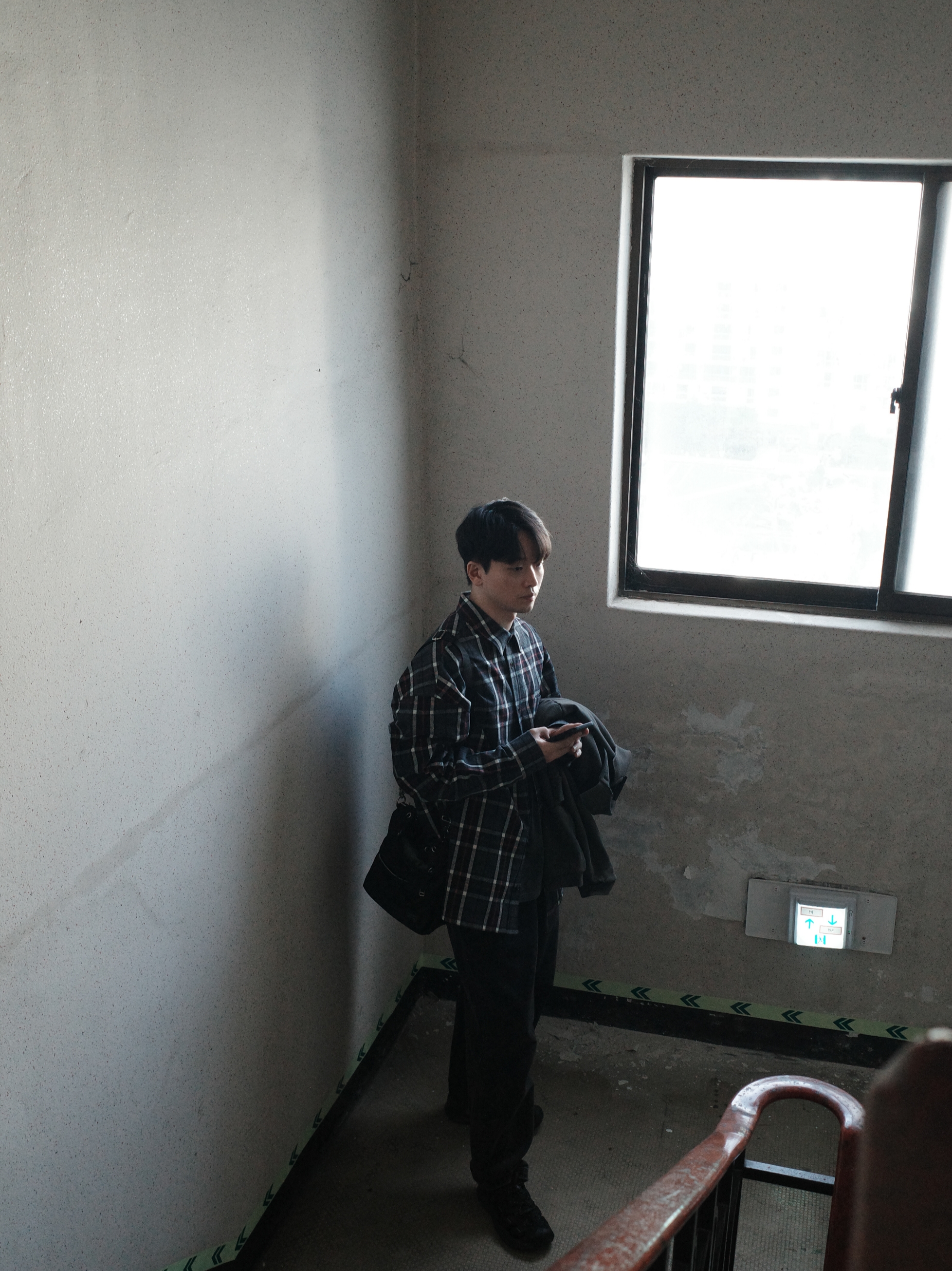 Juun.J Front Pocket Check Shirt Grey - 24FW, Essentials Longsleeve Polo Ink - 24SS 착용 스타일 - 1