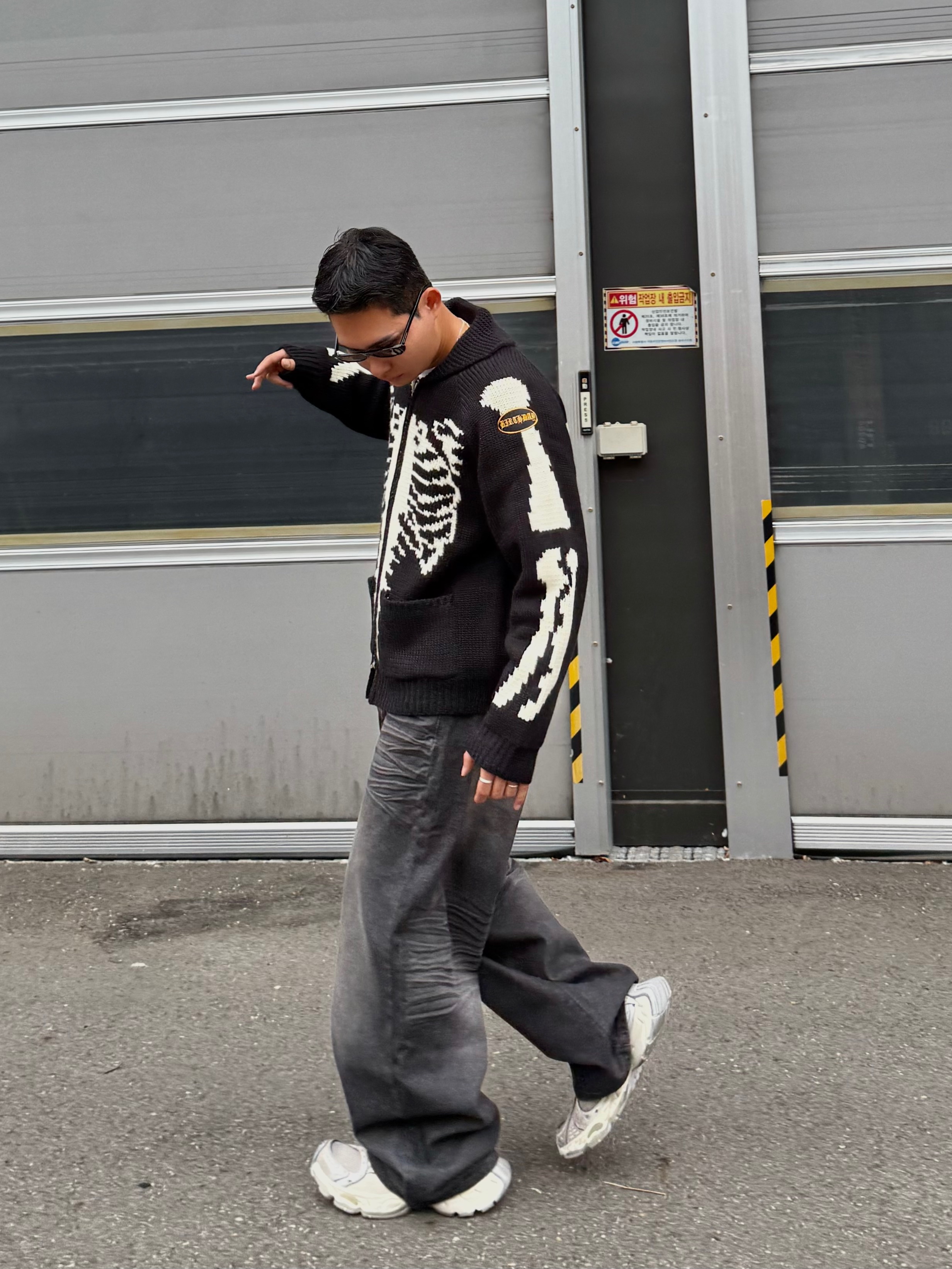 Balenciaga Stapler Sneaker Beige Grey 착용 스타일 - 4