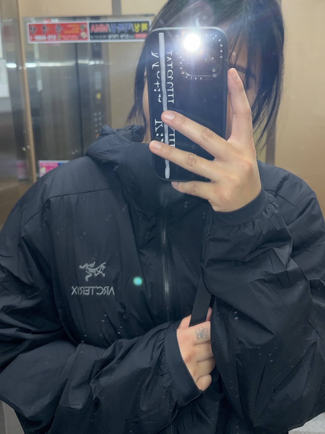 Arc'teryx Atom Hoody Black, Casetify x Matin Kim iPhone Black Logo Magsafe Impact Case Matte Black 착용 스타일 - 1