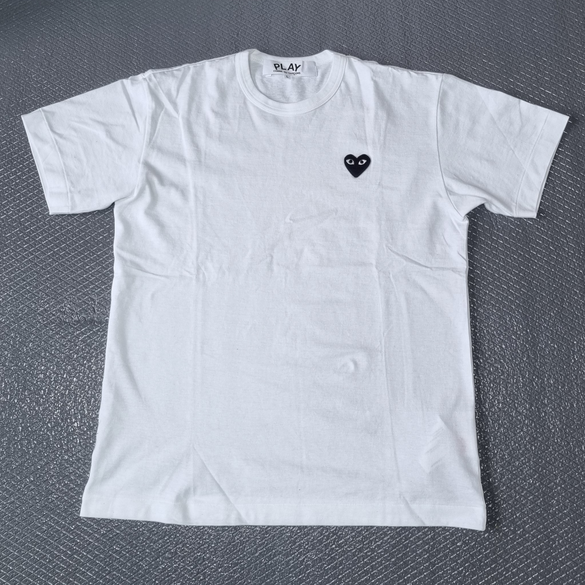 Play Comme des Garcons Black Heart T-Shirt White 착용 스타일 - 1