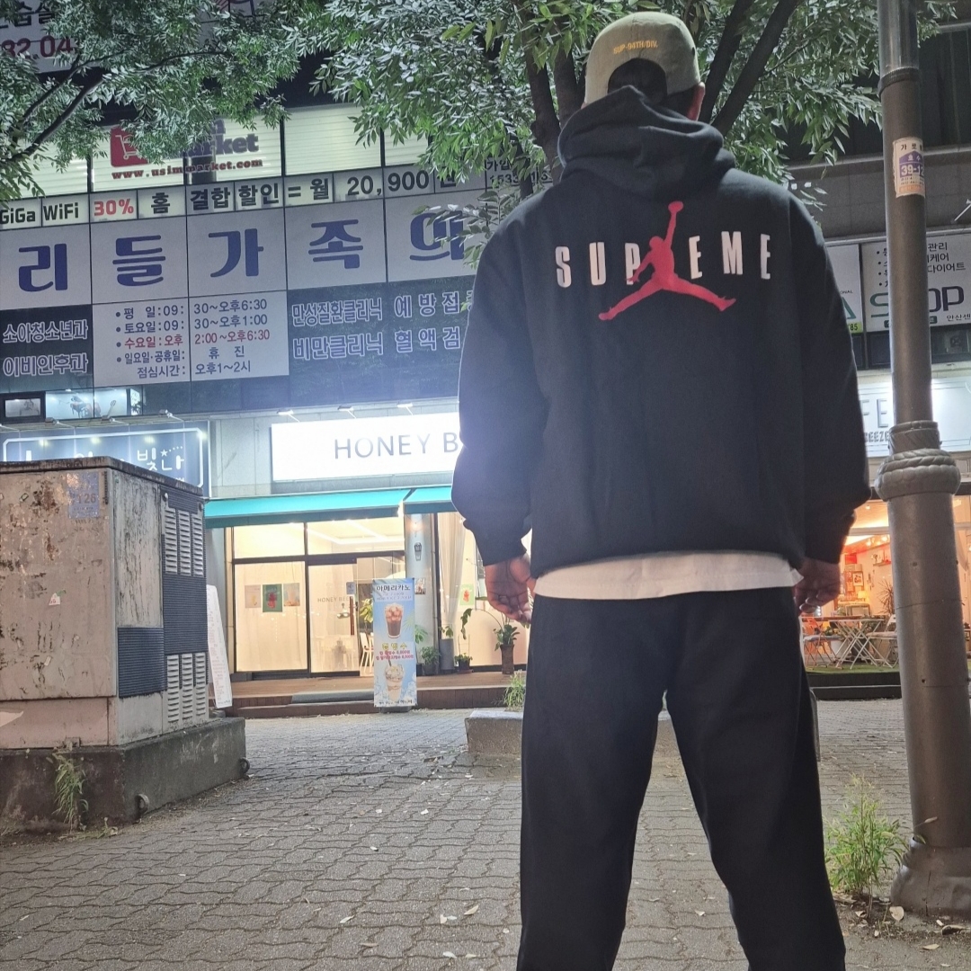 Supreme x Jordan Hooded Sweatshirt Black - 24FW, Supreme x Jordan Sweatpants Black - 24FW 착용 스타일