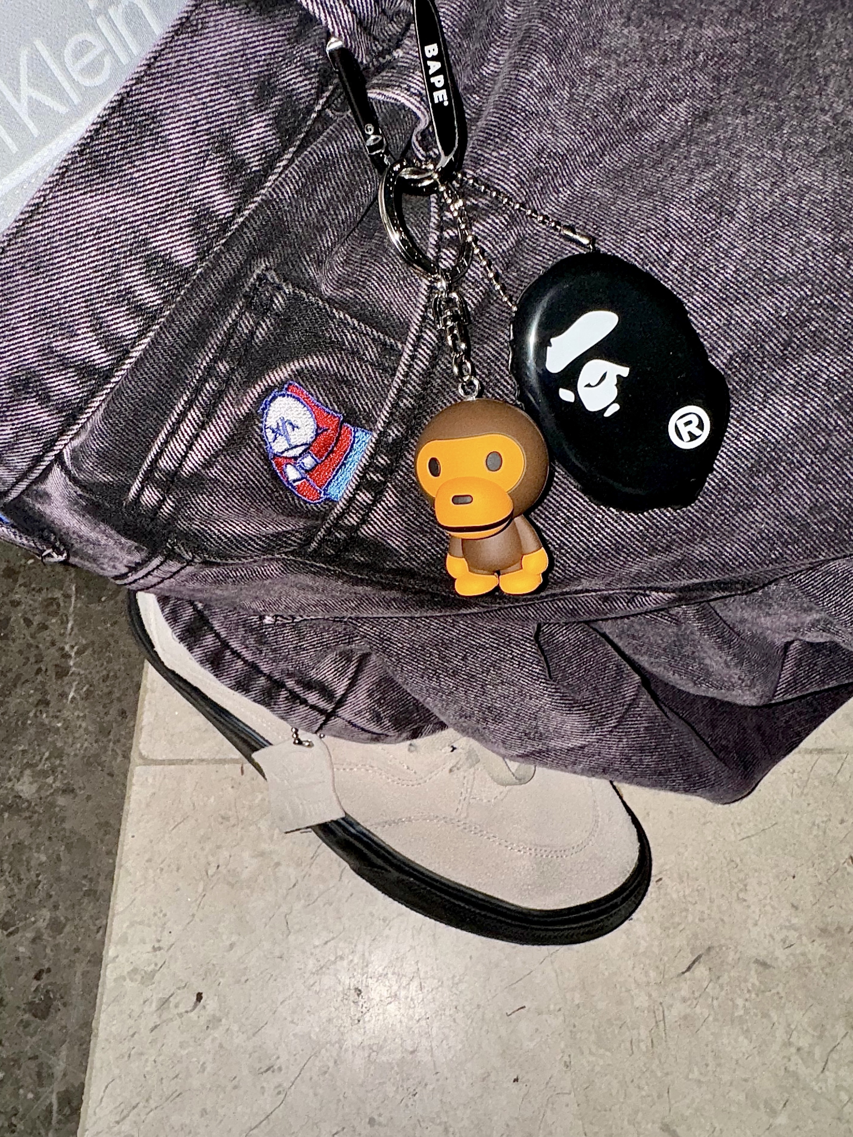 BAPE Baby Milo Keychain Brown, BAPE Ape Head Coin Case M Black 착용 스타일 - 1