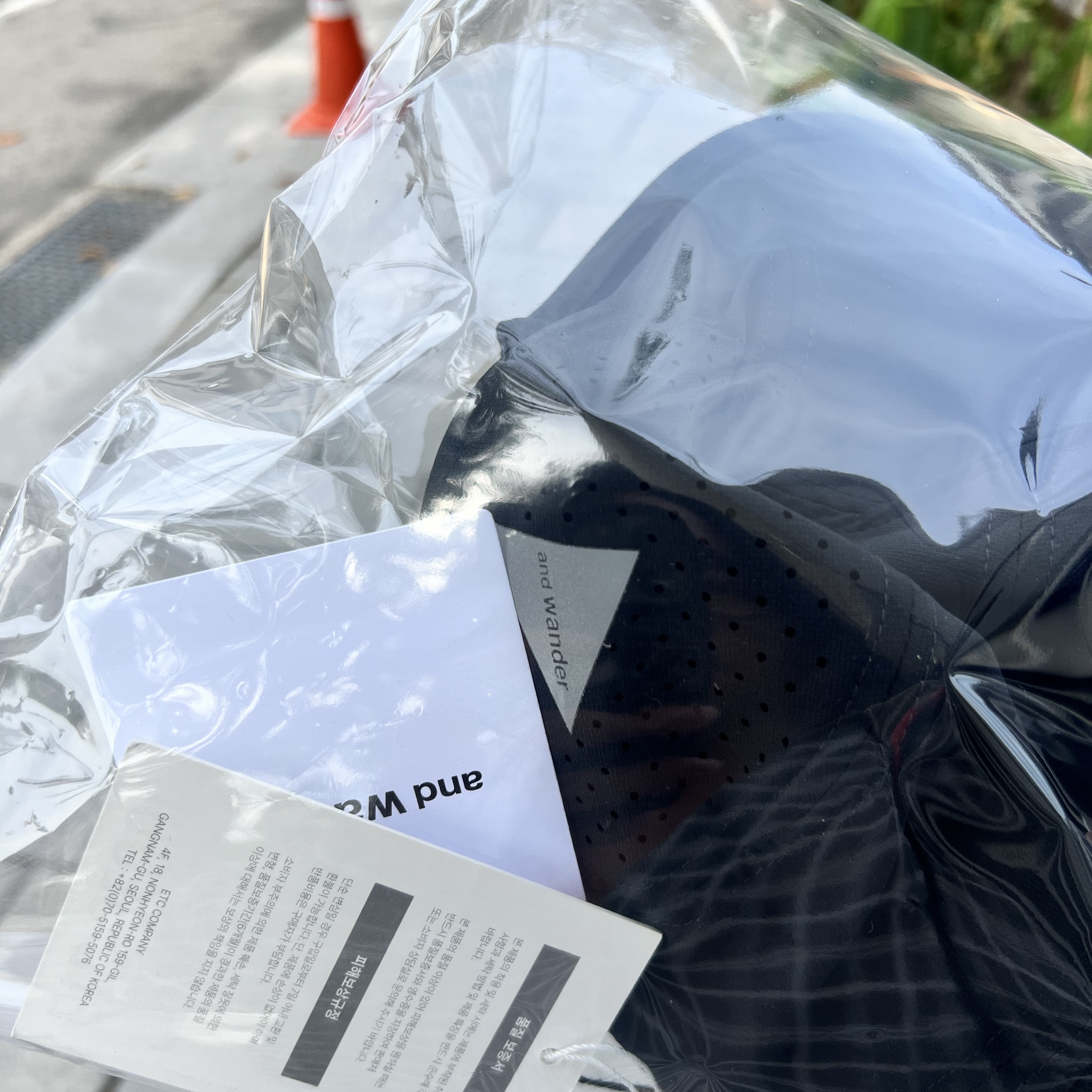 And Wander Pertex Shield Rain Jacket Black, Oakley Flak Silver Frame Clear To Black Iridium Photochromic Lenses Low Bridge Fit 착용 스타일 - 2