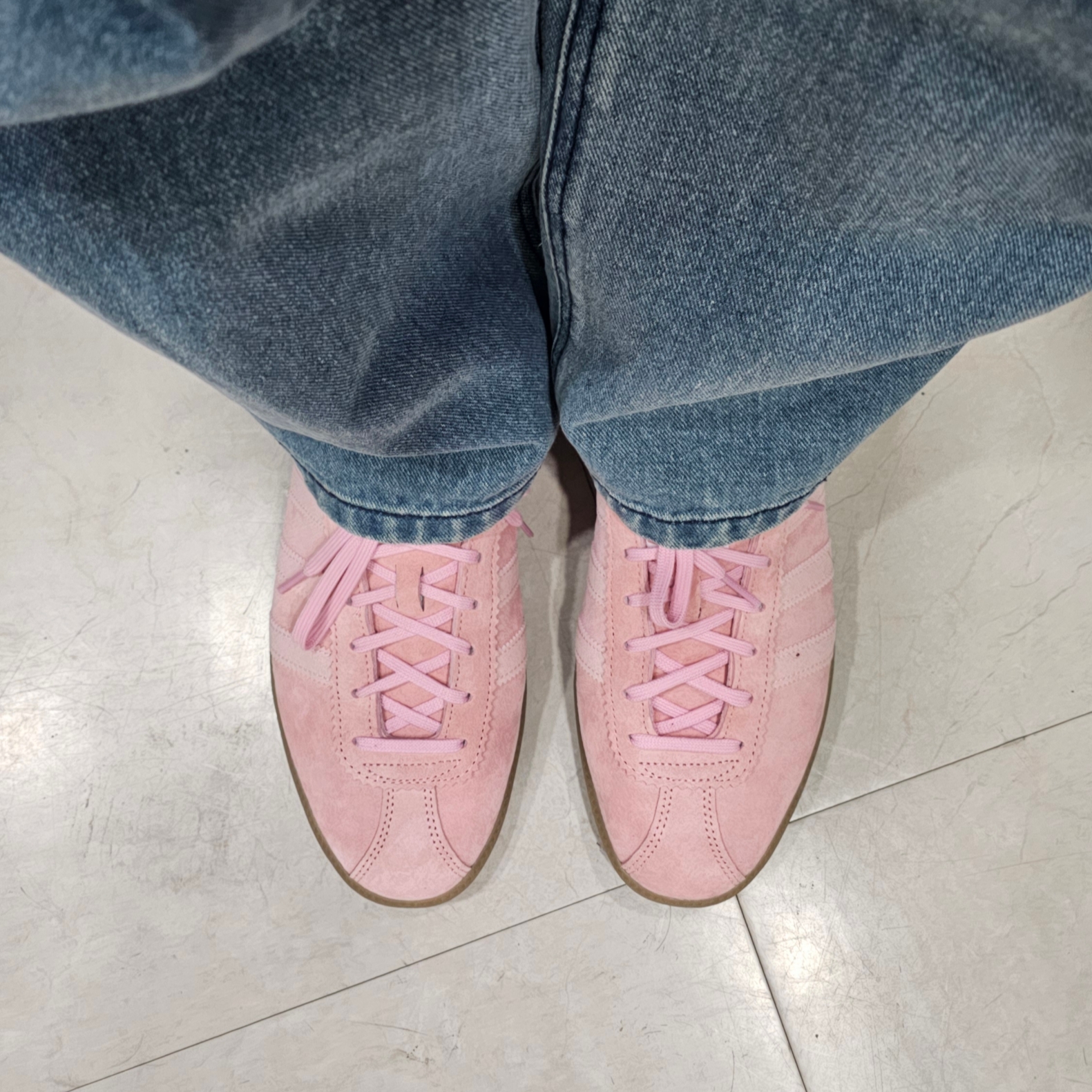 Adidas Bermuda Glow Pink 착용 스타일