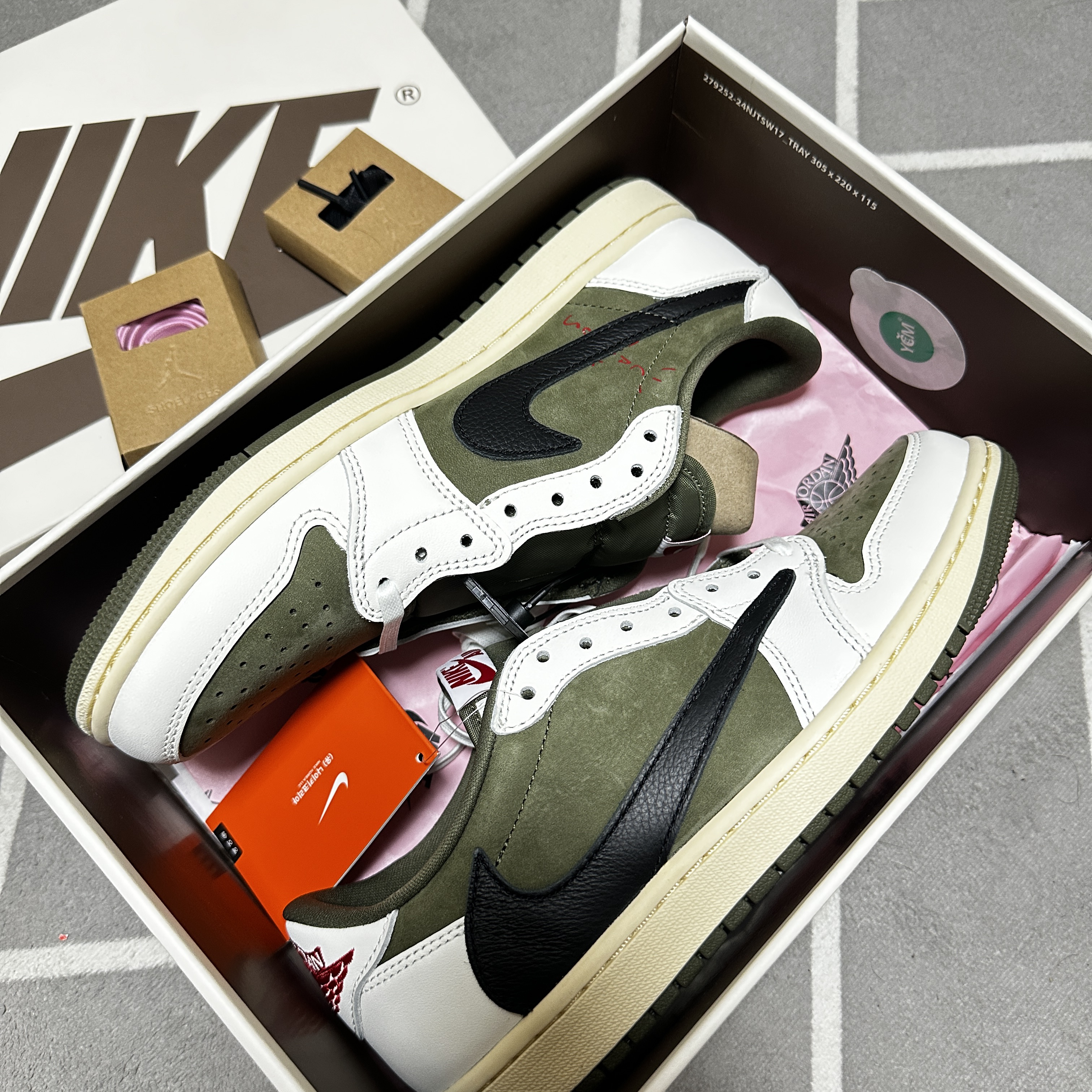 Jordan 1 x Travis Scott Retro Low OG SP Reverse Olive, (W) Jordan 1 x Travis Scott Retro Low OG SP Canary 착용 스타일 - 1
