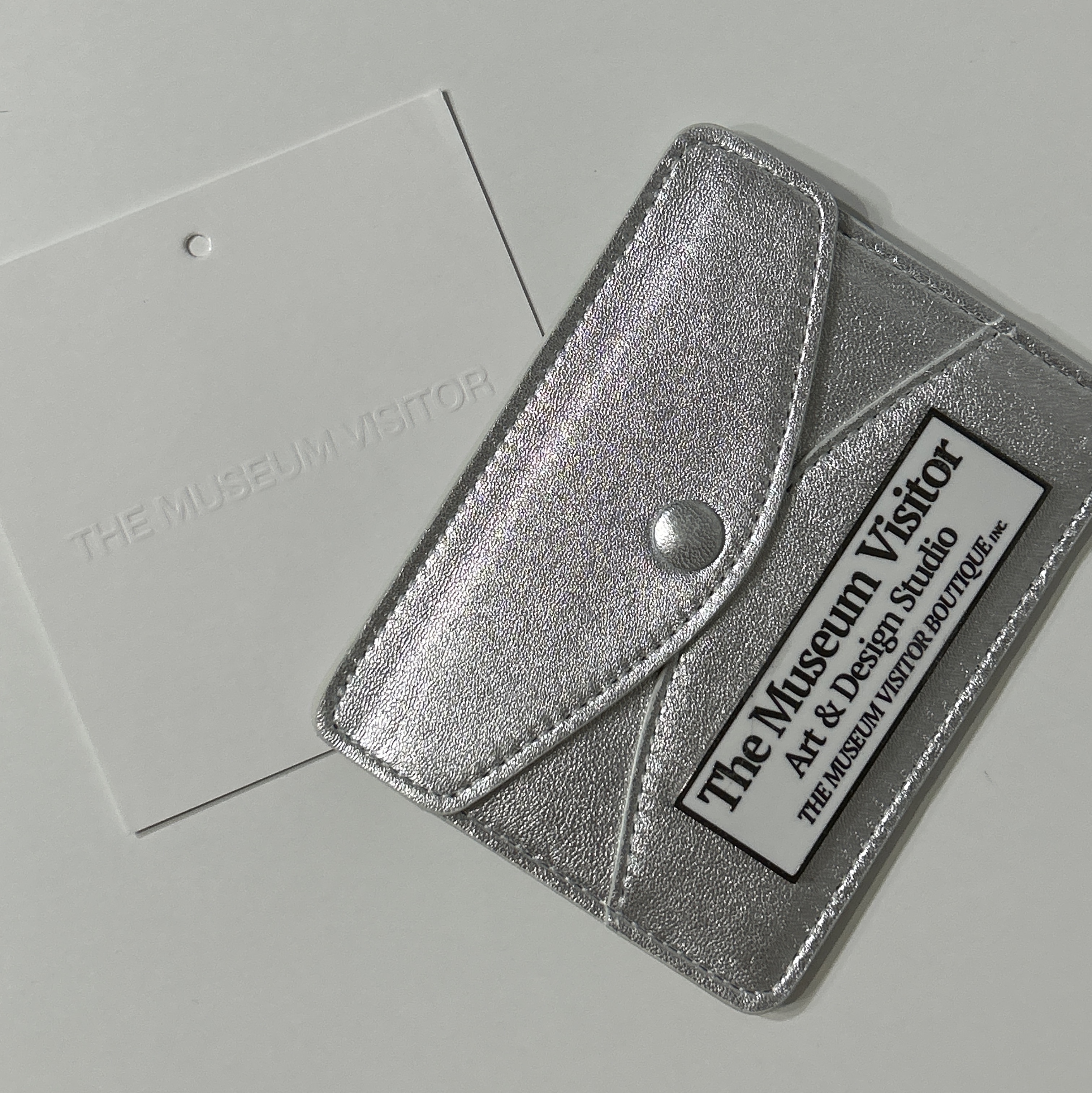 The Museum Visitor Metal Logo Card Wallet Silver 착용 스타일