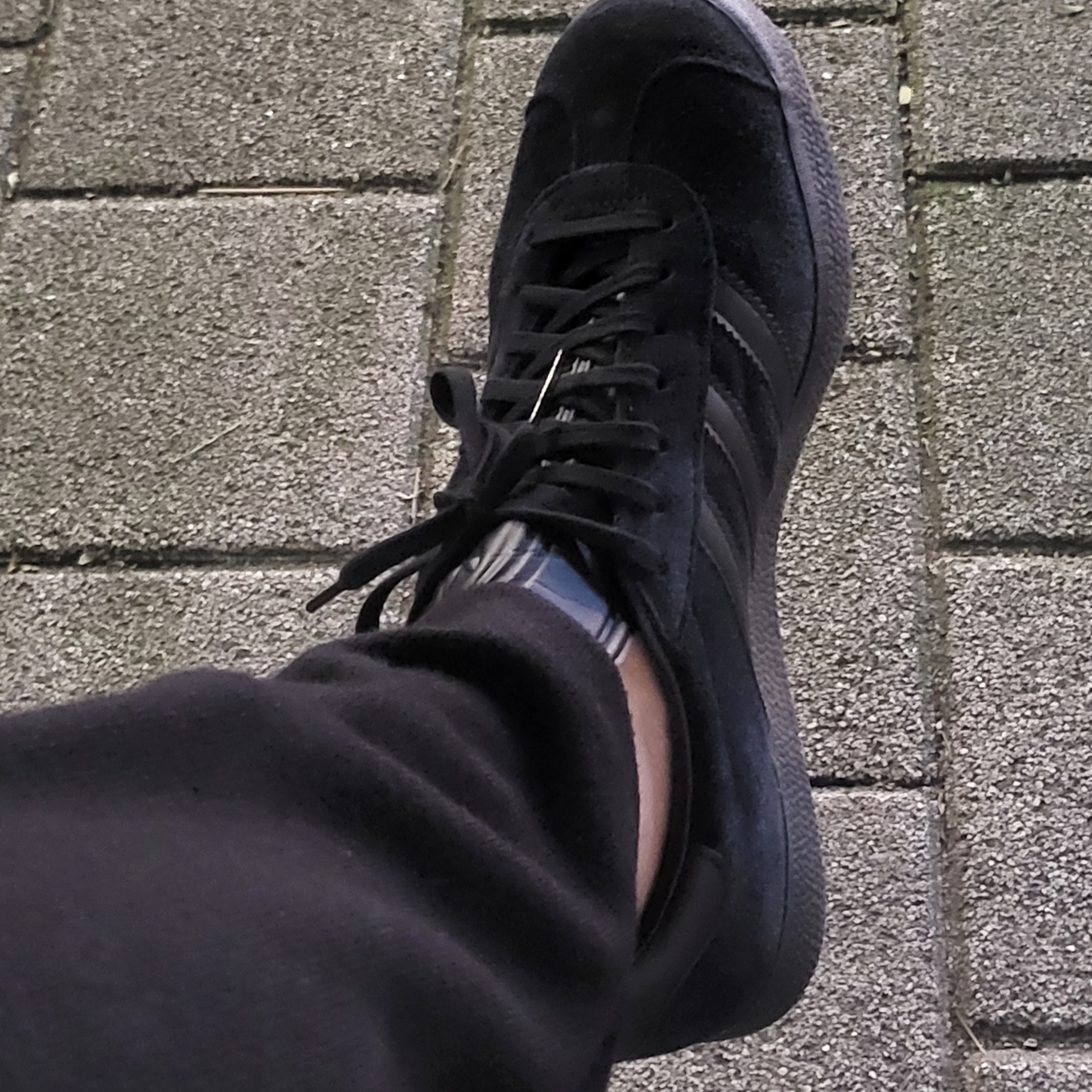 Adidas Gazelle Triple Black 착용 스타일