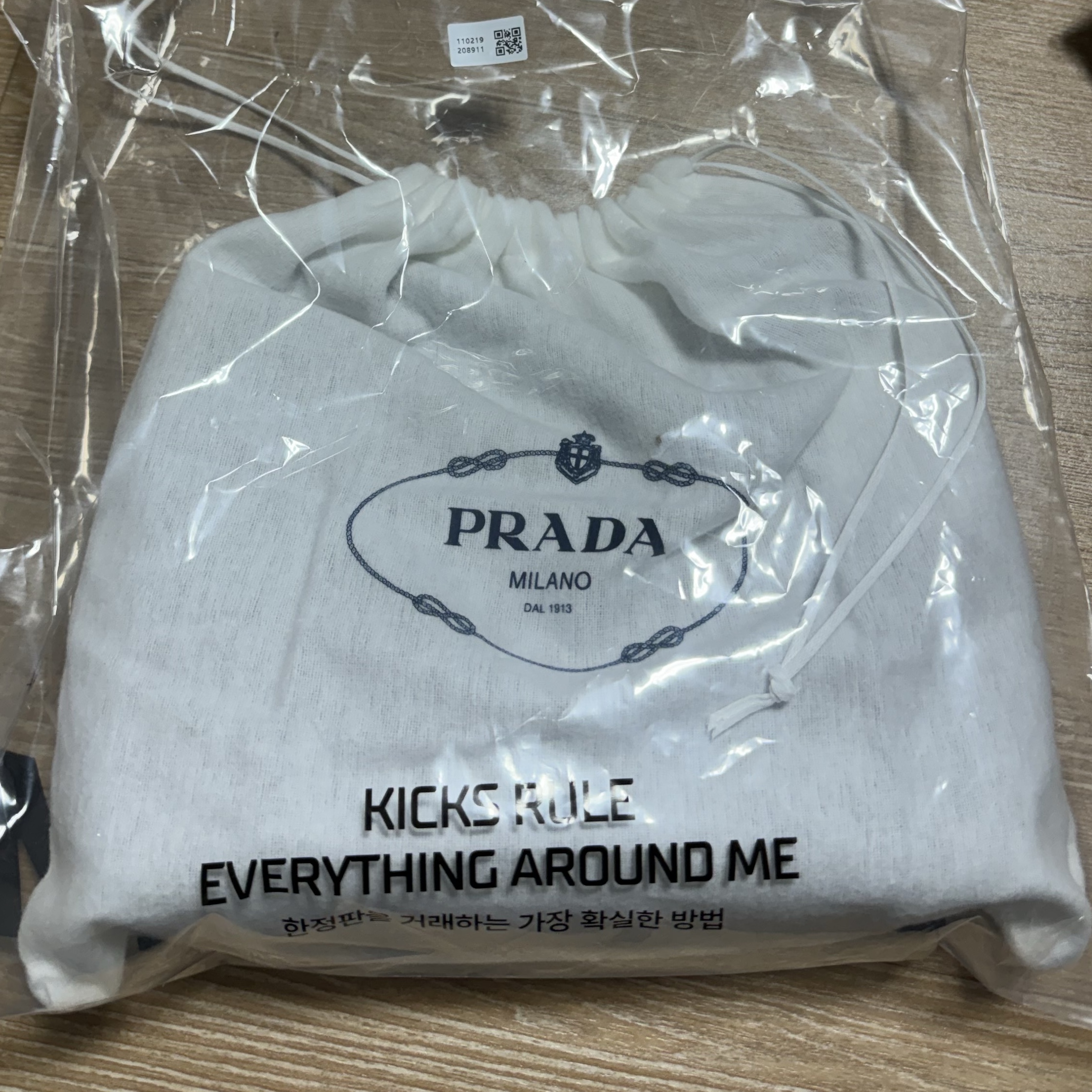 Prada Re-Edition 2000 Re-Nylon Mini Shoulder Bag Black 착용 스타일 - 2