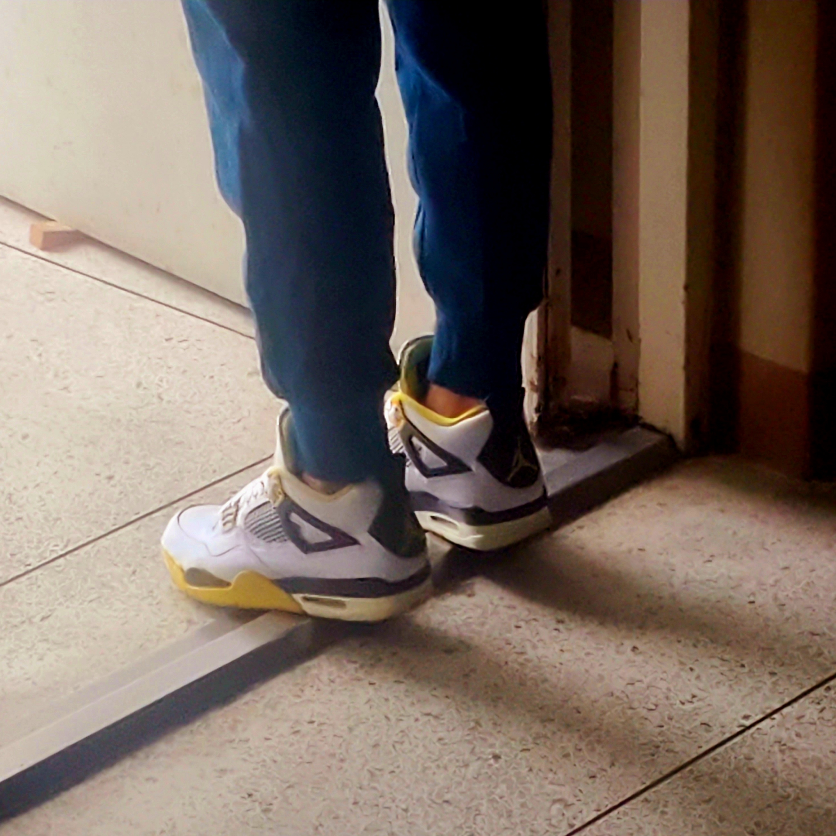 (W) Jordan 4 Retro Vivid Sulfur 착용 스타일