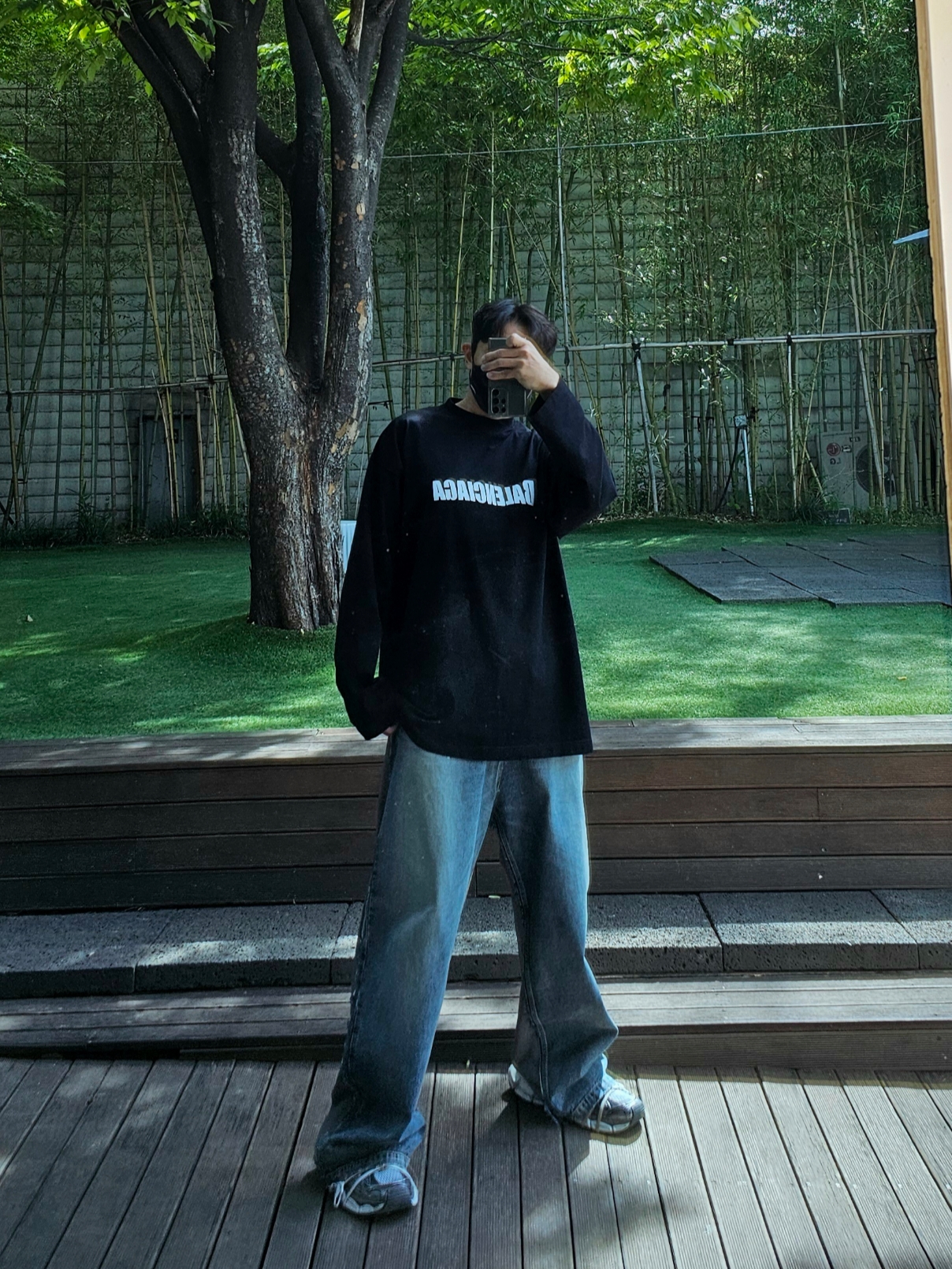 Balenciaga Hybrid Baggy Pants Light Blue, Balenciaga 3XL Sneakers Grey White Red 착용 스타일 - 2