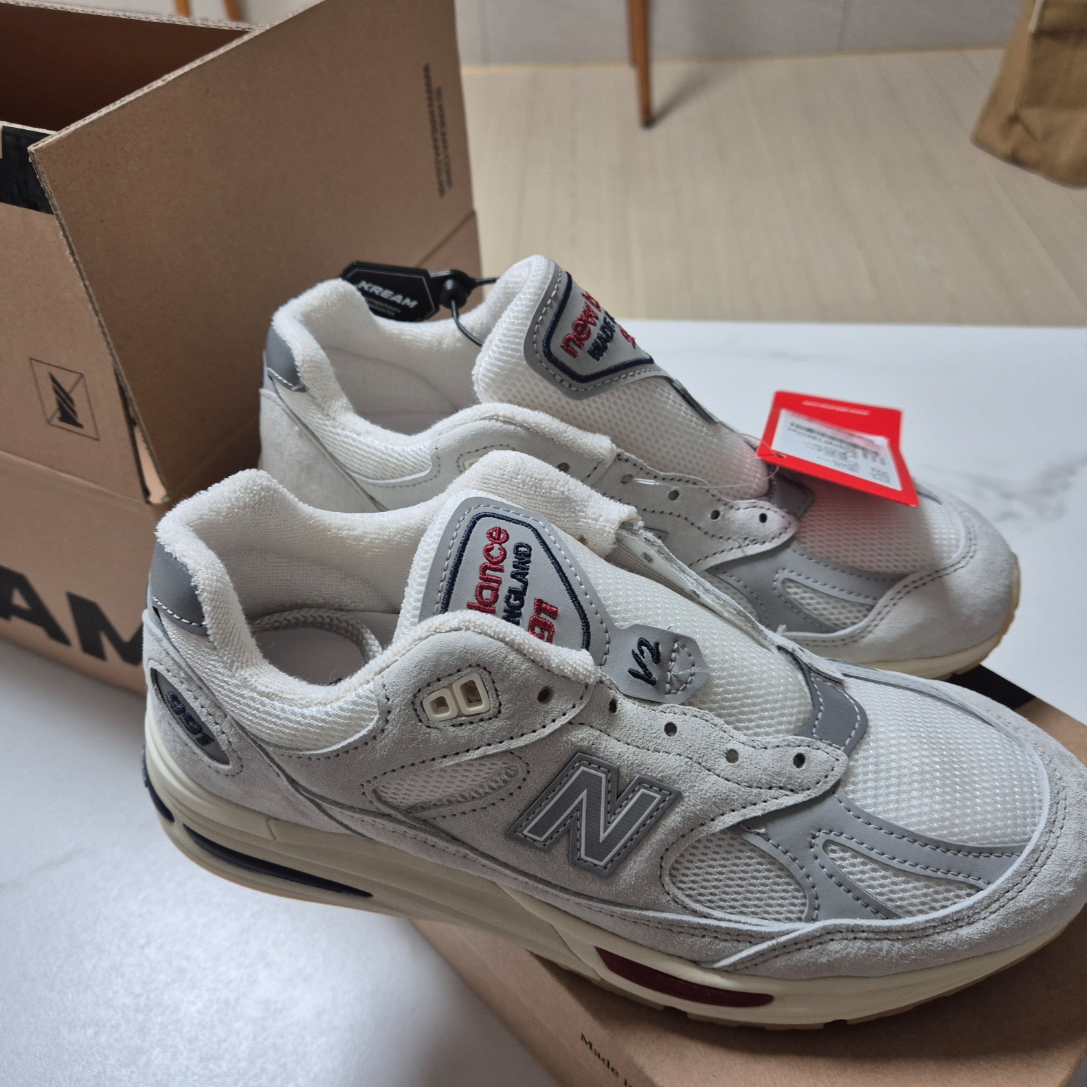 New Balance 991v2 Made in UK Off White Blanc De Blanc 착용 스타일 - 2