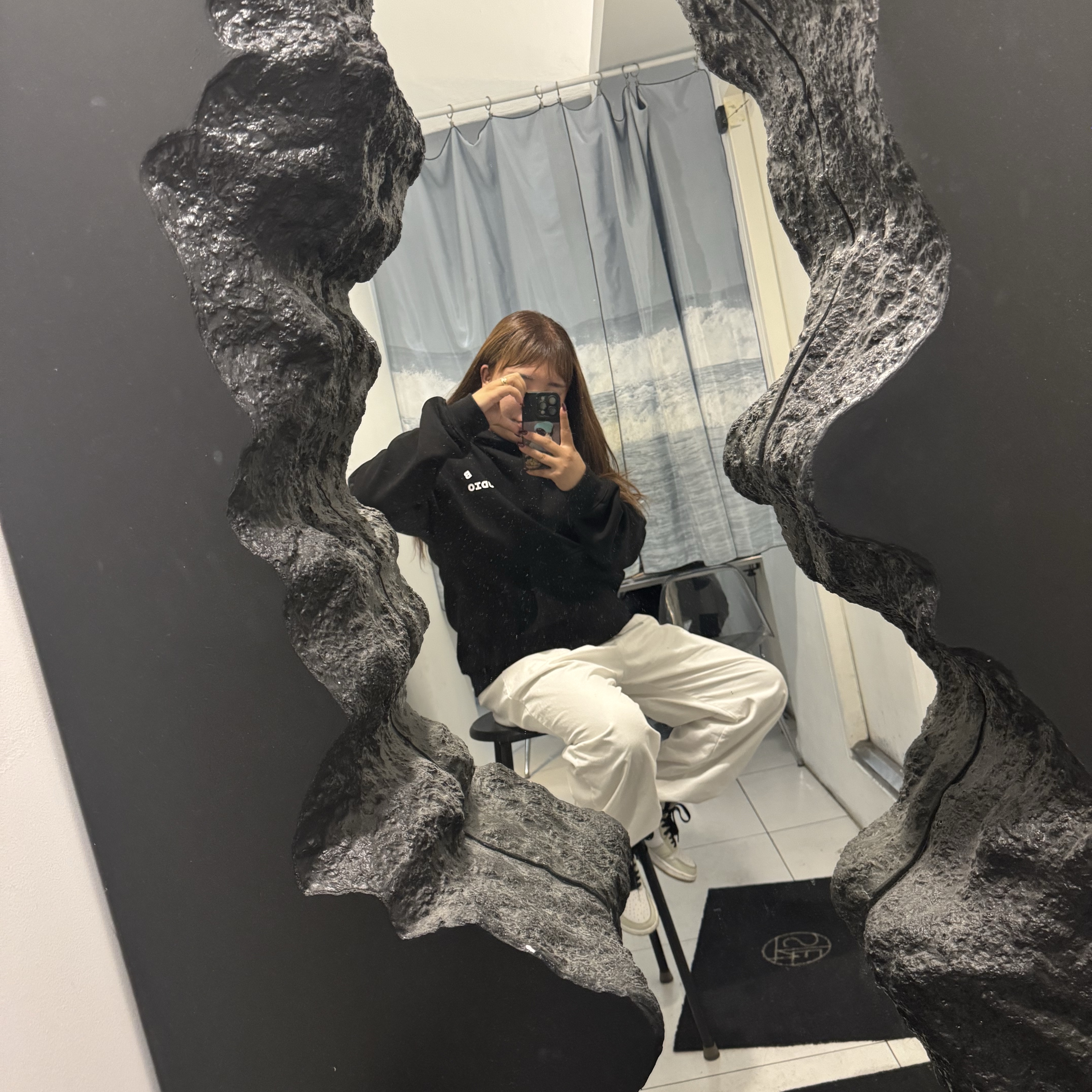 IAB Studio Hoodie Black 착용 스타일