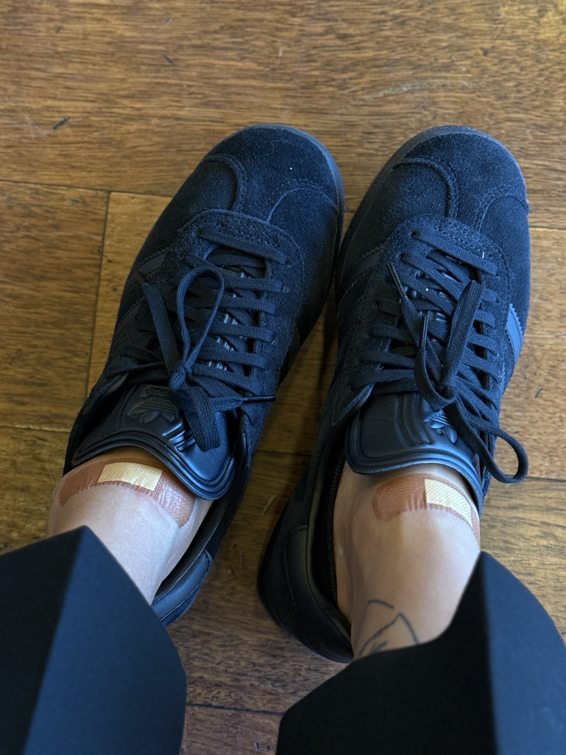 Adidas Gazelle Triple Black 착용 스타일 - 2