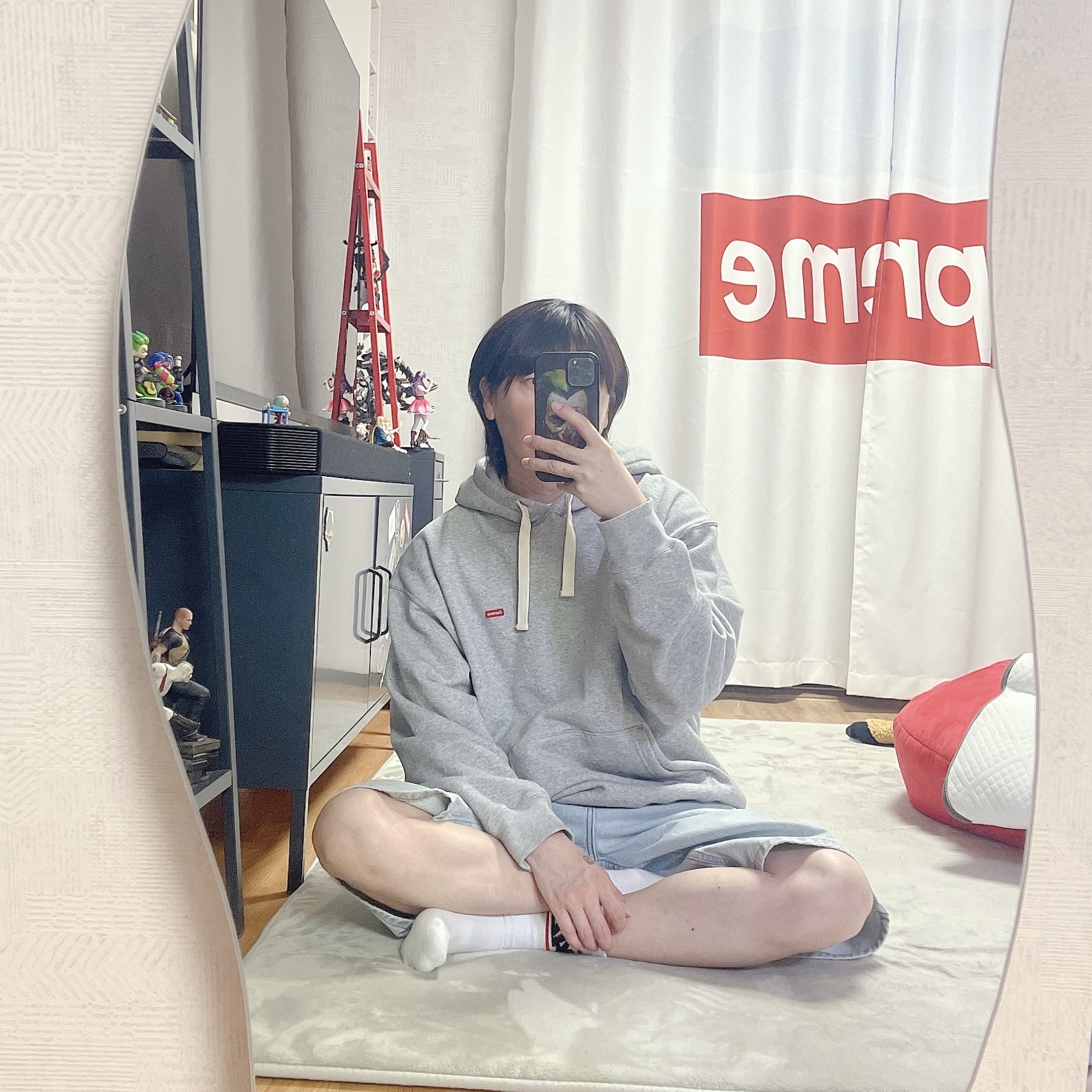 Supreme Small Box Drawcord Hooded Sweatshirt Heather Grey - 23FW, Supreme Baggy Denim Short Washed Indigo - 24SS 착용 스타일 - 1