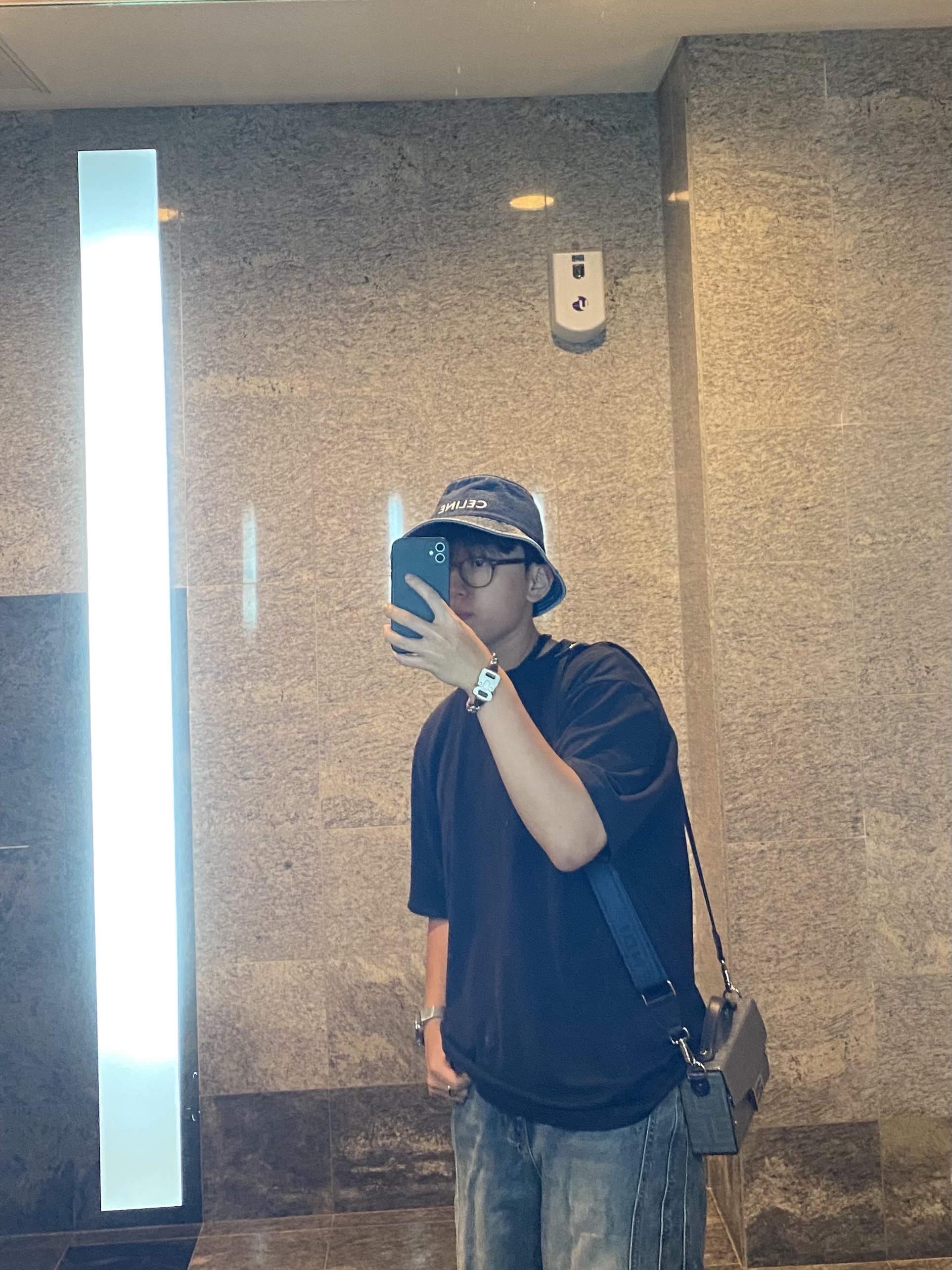 Fendi Baguette Soft Trunk Leather Bag Blue, Celine Bucket Hat in Union Wash Denim Trail Wash 착용 스타일