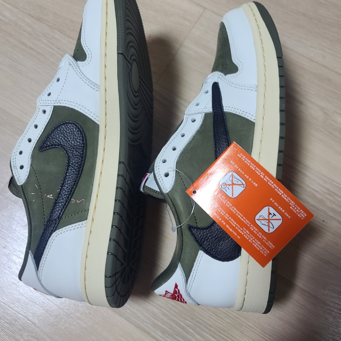 Jordan 1 x Travis Scott Retro Low OG SP Reverse Olive 착용 스타일 - 2