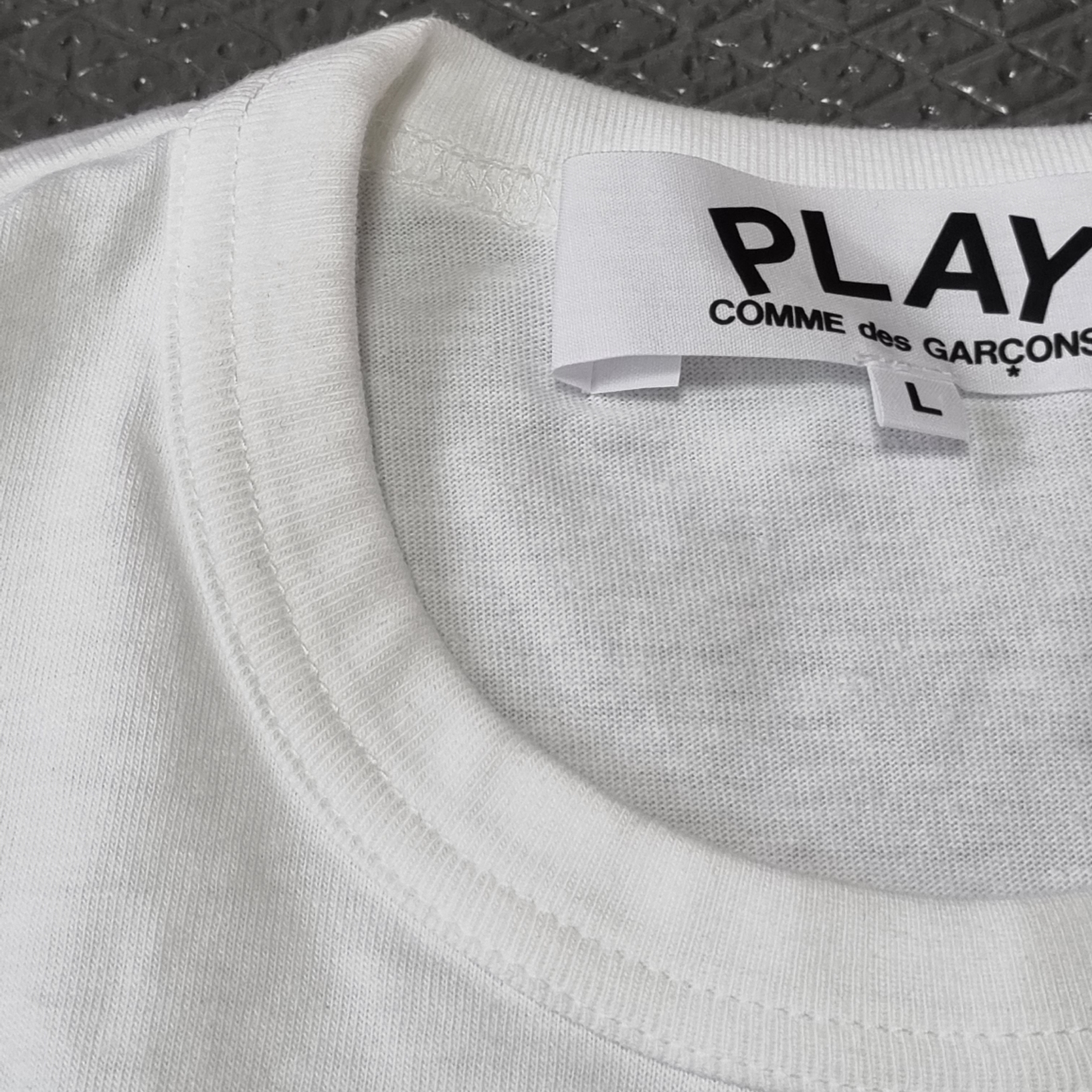 Play Comme des Garcons Black Heart T-Shirt White 착용 스타일 - 3