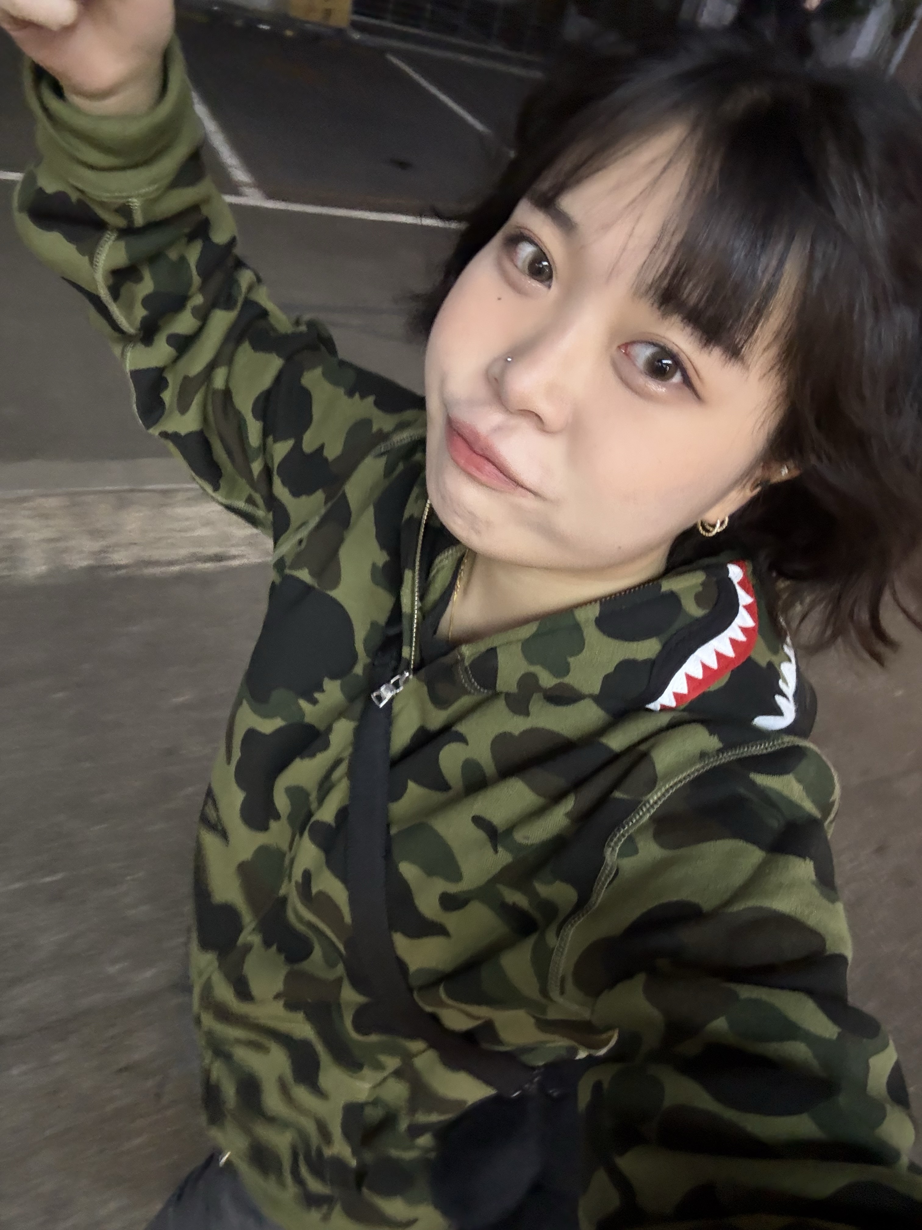 BAPE 1st Camo Shark Full Zip Hoodie Army Green 착용 스타일 - 4
