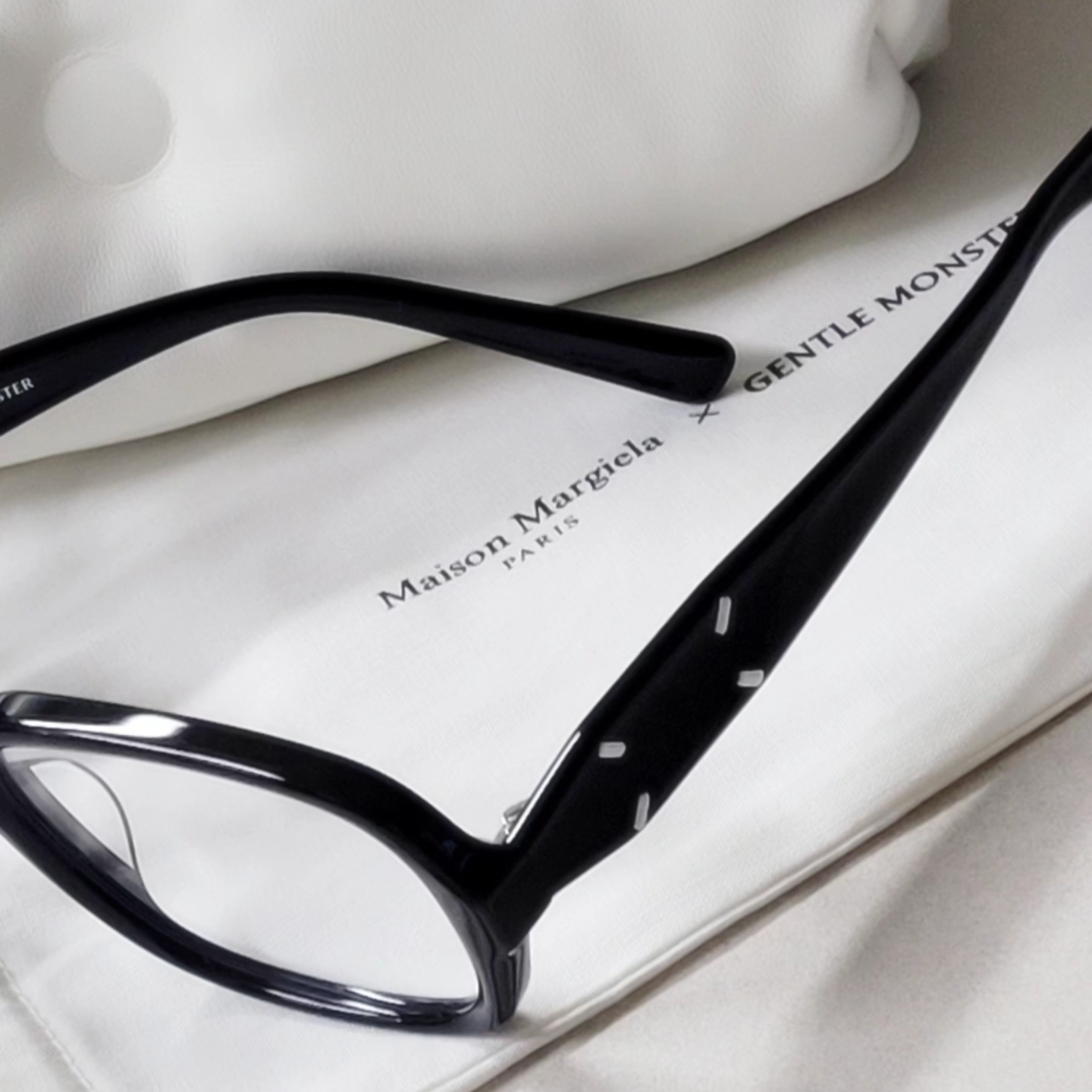 Gentle Monster x Maison Margiela MM114 Black Clear 착용 스타일 - 2