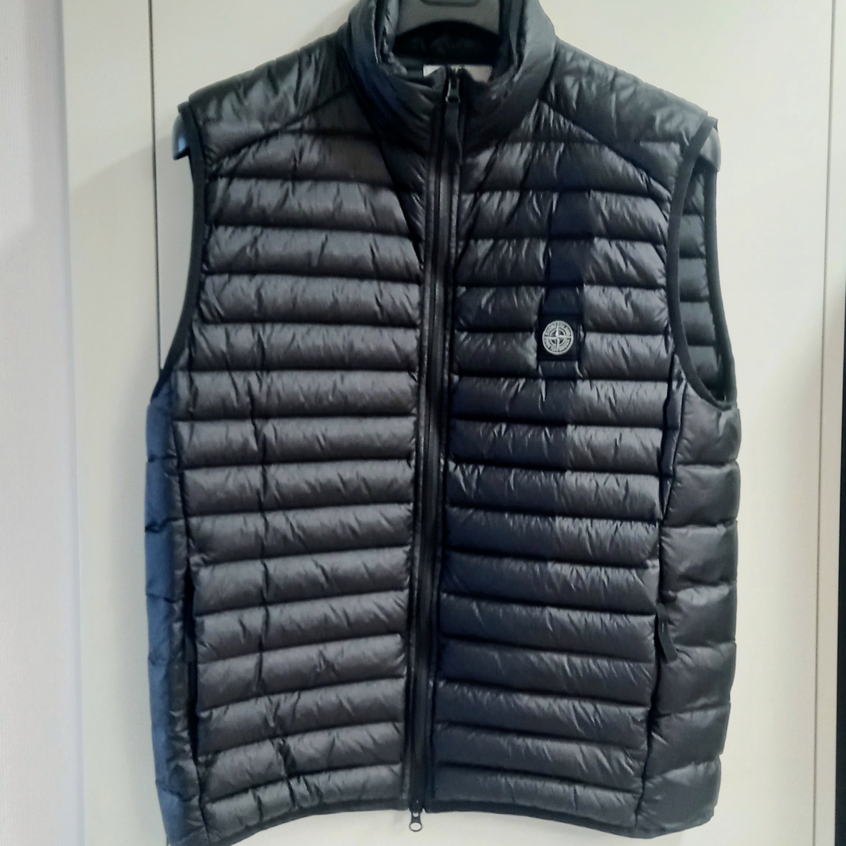Stone Island G0224 Loom Woven Chambers Recycled Nylon Down-TC Vest Black - 23FW 착용 스타일 - 1