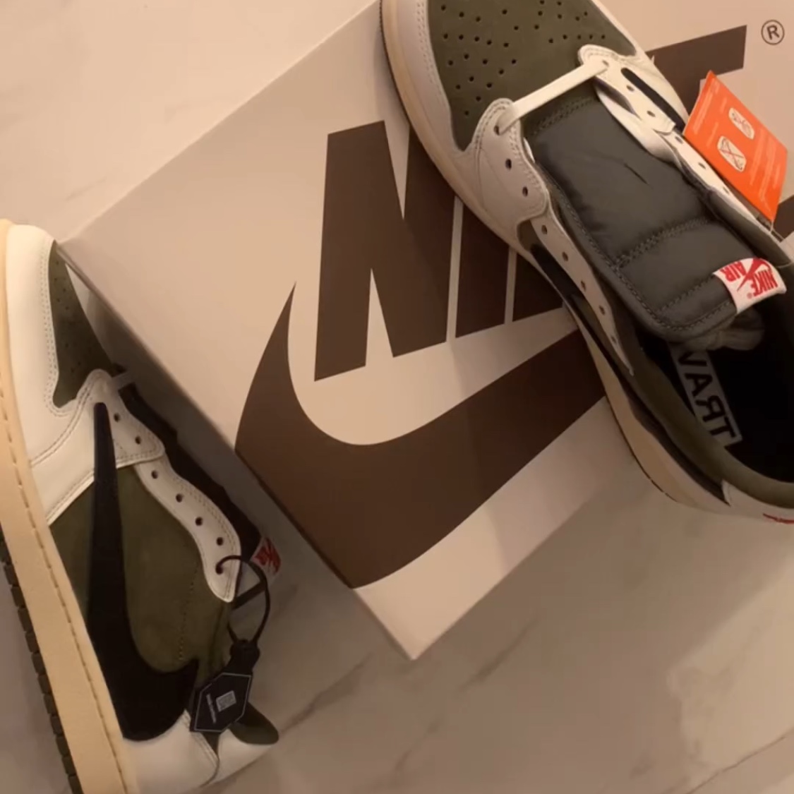 Jordan 1 x Travis Scott Retro Low OG SP Reverse Olive 착용 스타일