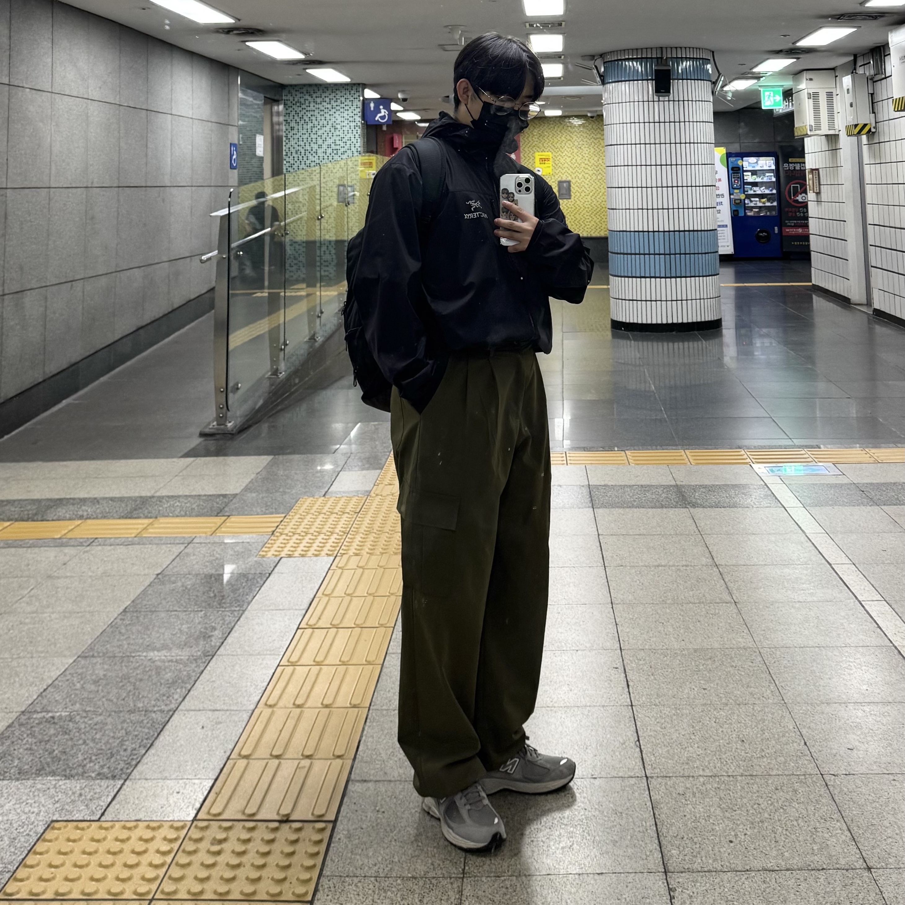 New Balance 2002R Grey, Arc'teryx Squamish Hoody Black 착용 스타일
