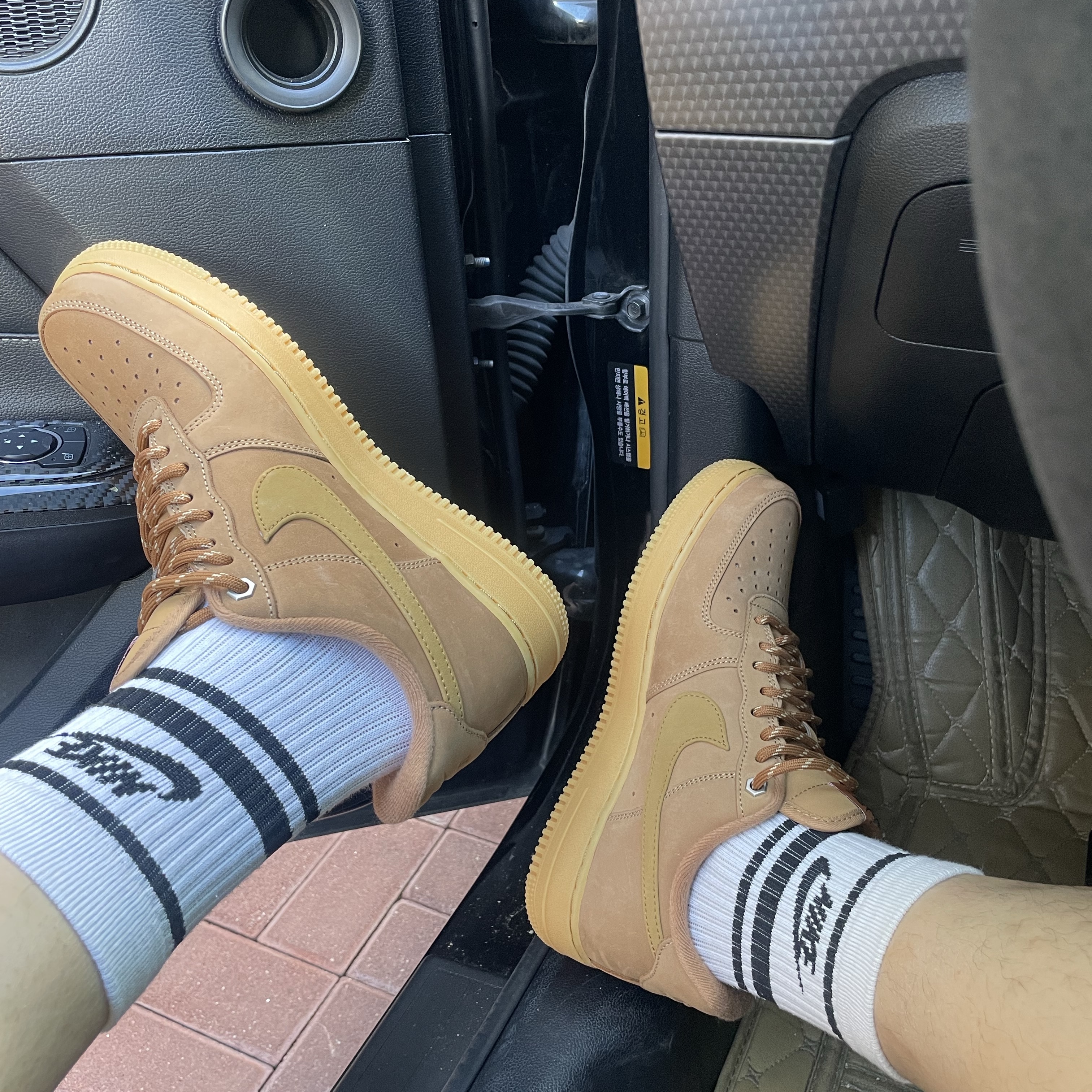 Nike Air Force 1 '07 WB Flax 착용 스타일