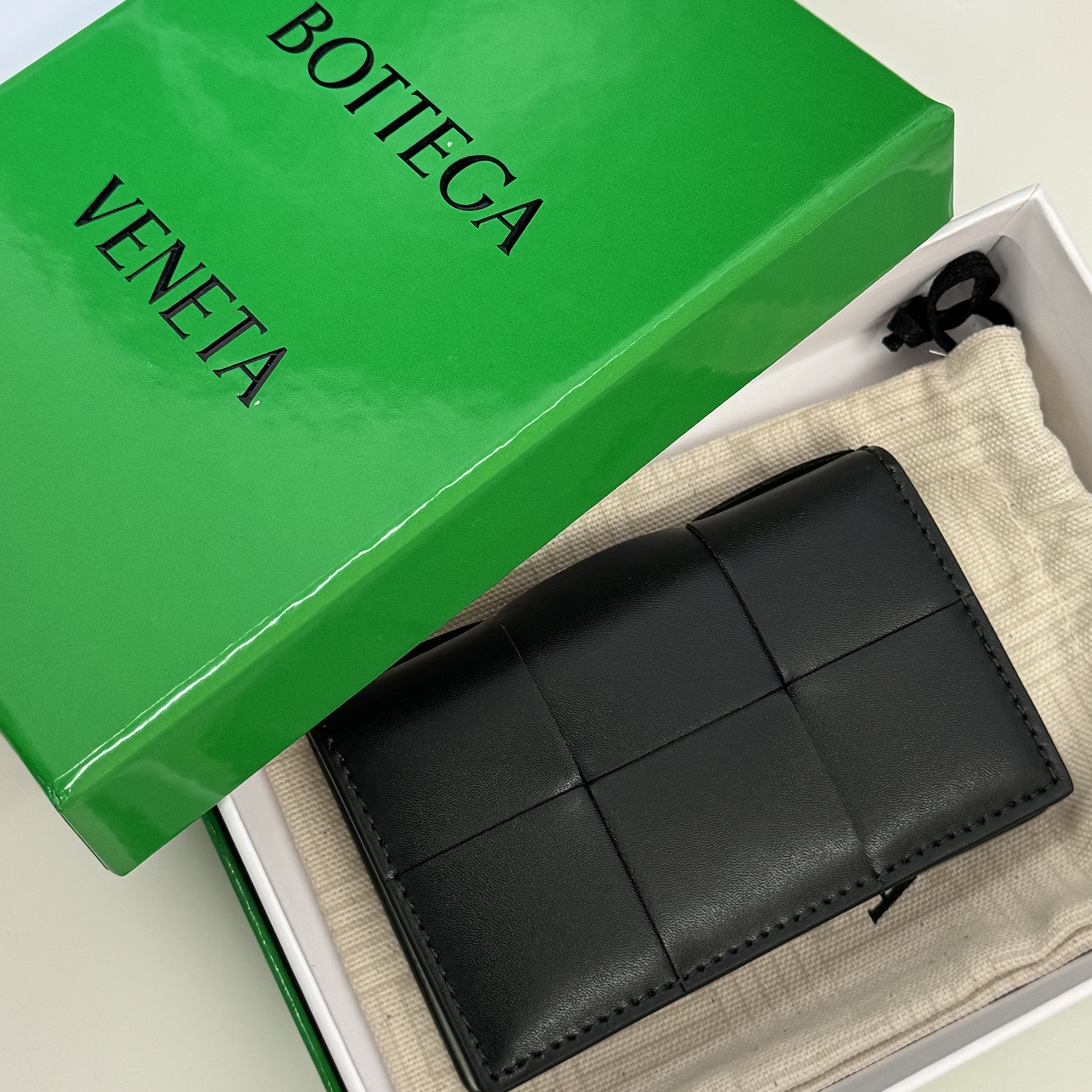 Bottega Veneta Cassette Flap Card Case Dark Green 착용 스타일 - 2