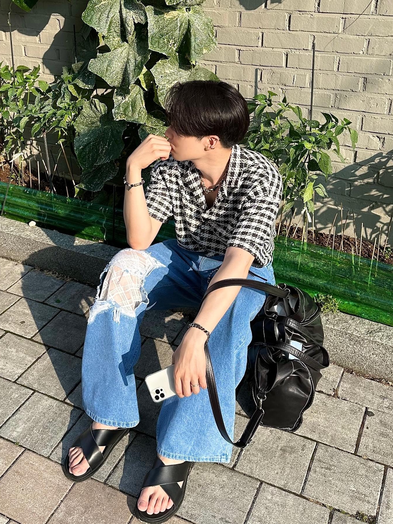 Matin Kim Big Coating Tote Bag Black, Our Legacy Ladon Brass Keychain Matte Nickel 착용 스타일 - 3