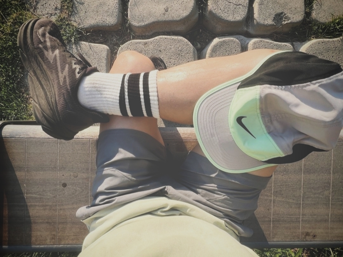 Nike Dri-Fit Fly Unstructured Swoosh Cap Light Iron Ore Vapour Green, Nike Aerobill Tailwind Running Cap Black 착용 스타일