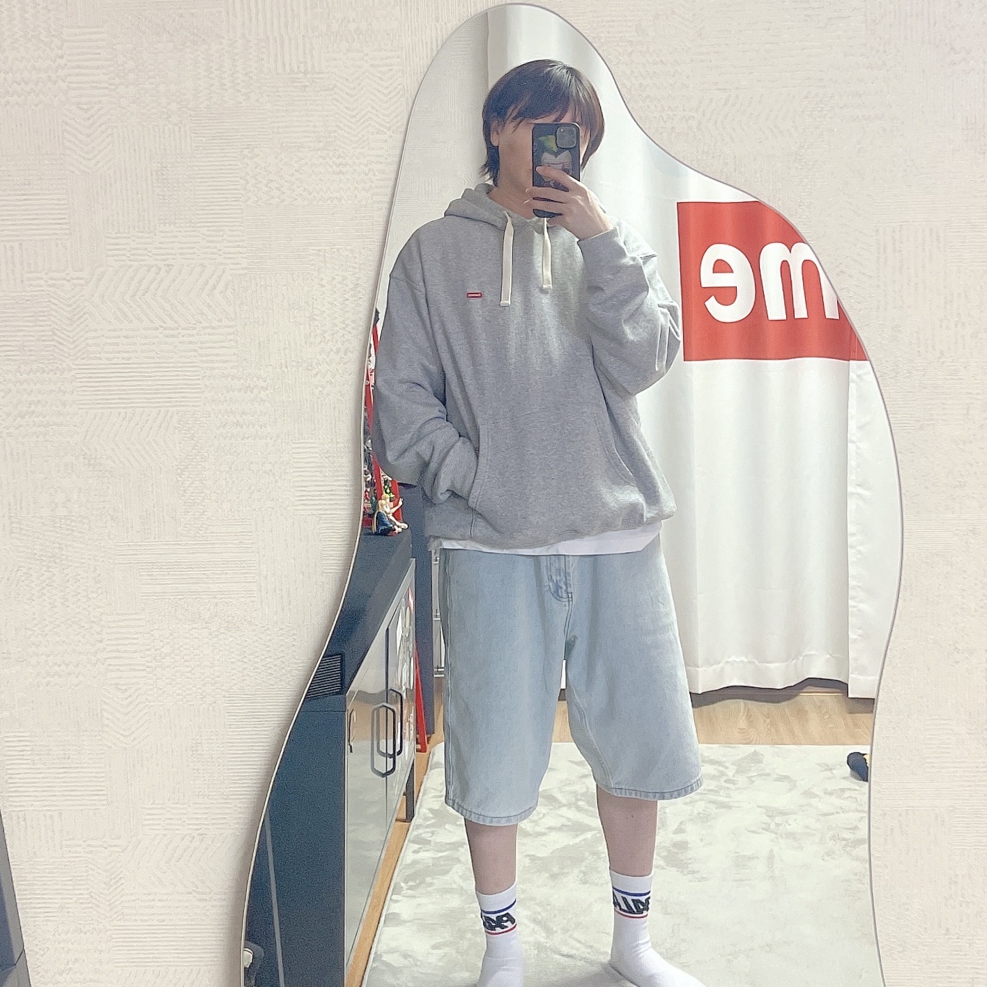 Supreme Small Box Drawcord Hooded Sweatshirt Heather Grey - 23FW, Supreme Baggy Denim Short Washed Indigo - 24SS 착용 스타일 - 2