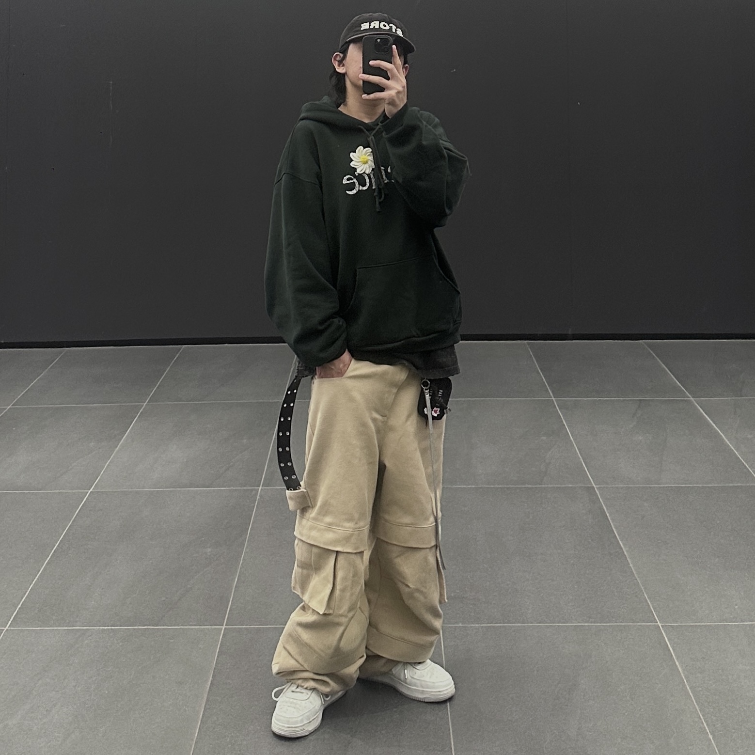 BAPE x JJJJound Bape Sta Low White Light Grey, ERL Venice Hoodie Black 착용 스타일 - 2