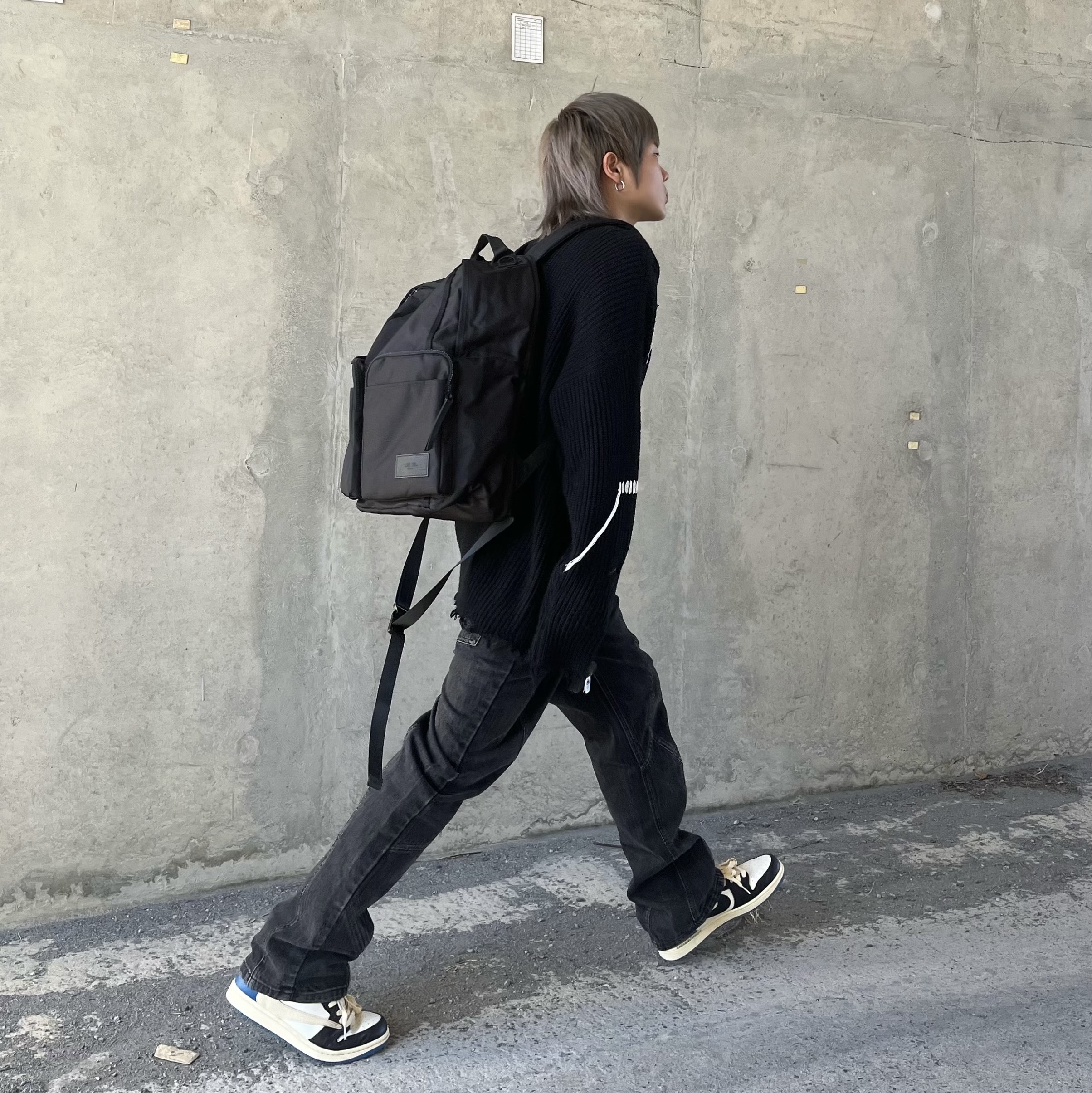 Jordan 1 x Travis Scott x Fragment Retro Low OG SP Military Blue, Jellycat Bashful Bunny Bag Charm Ink 착용 스타일 - 1