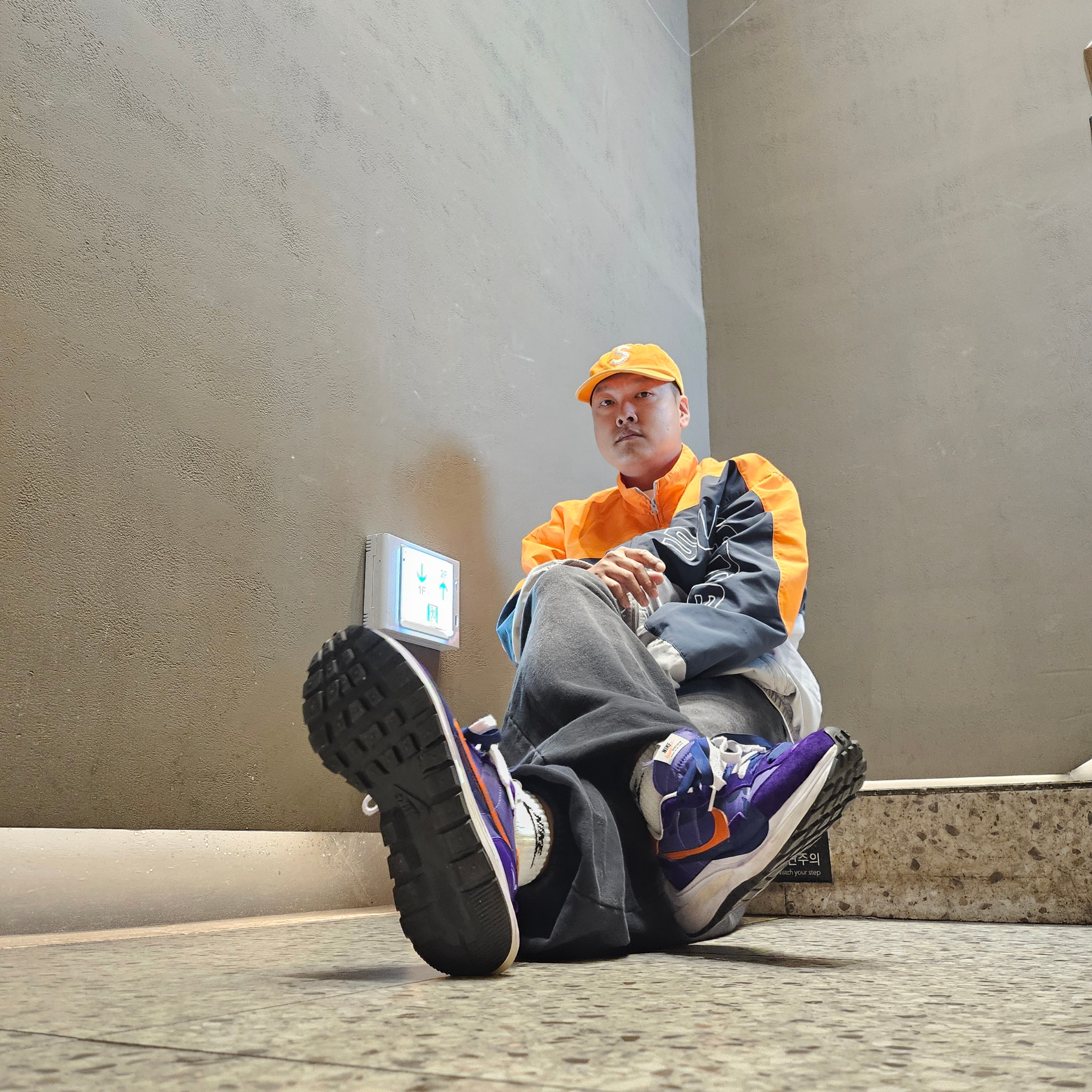 Supreme Pigment Canvas S Logo 6-Panel Orange - 23SS, Supreme Curve Track Jacket Grey - 24SS 착용 스타일 - 1