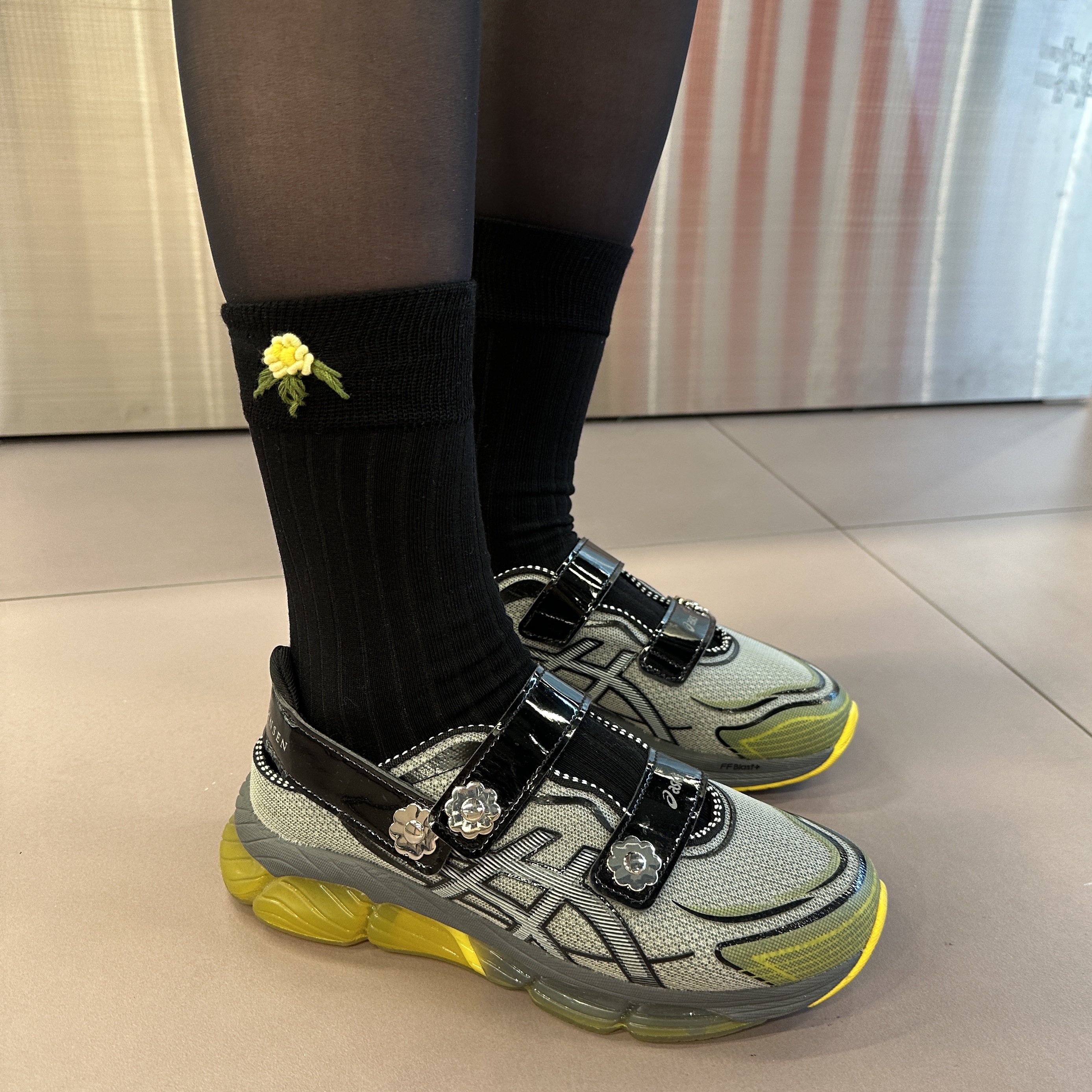 Asics x Cecilie Bahnsen Gel-Quantum 360 VIII Grey Yellow 착용 스타일 - 2