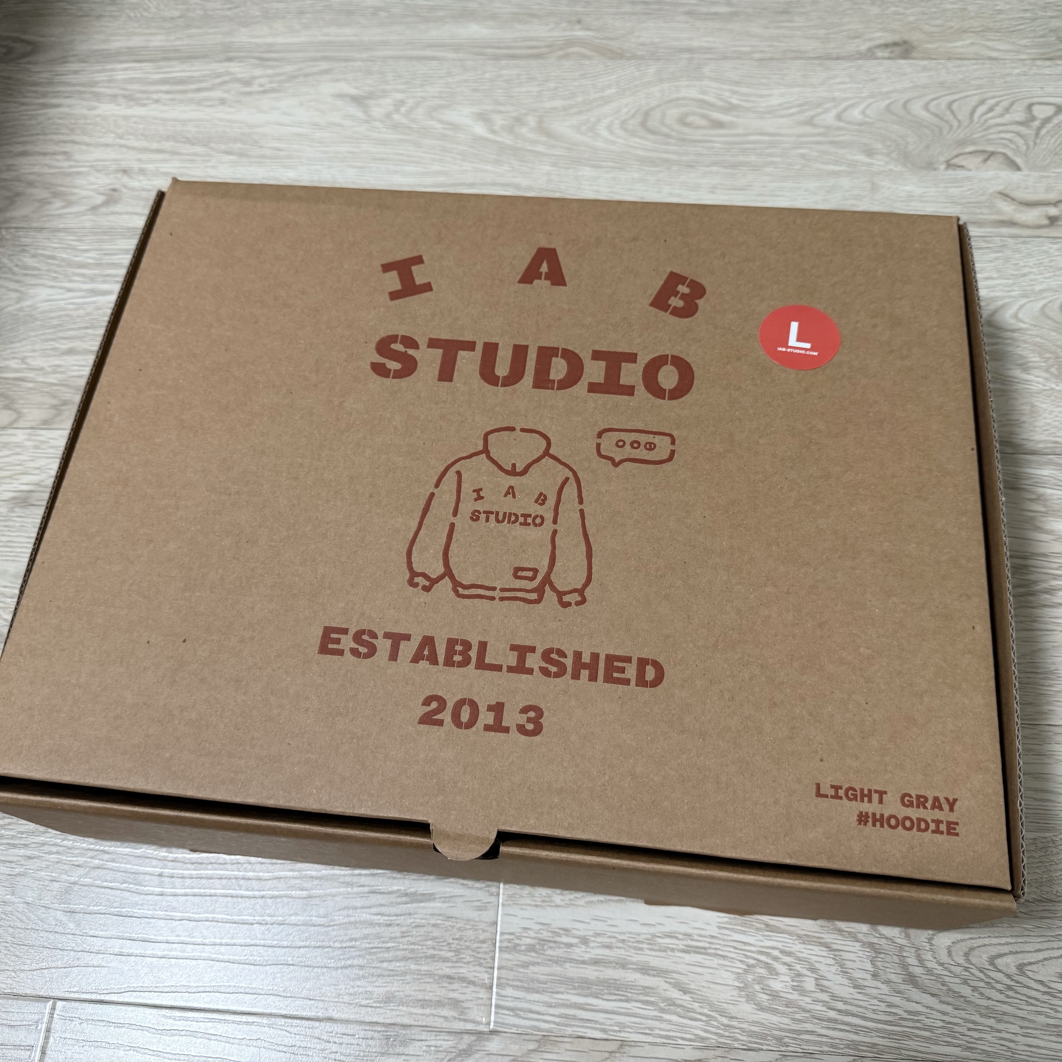 IAB Studio Hoodie Light Gray 착용 스타일 - 1