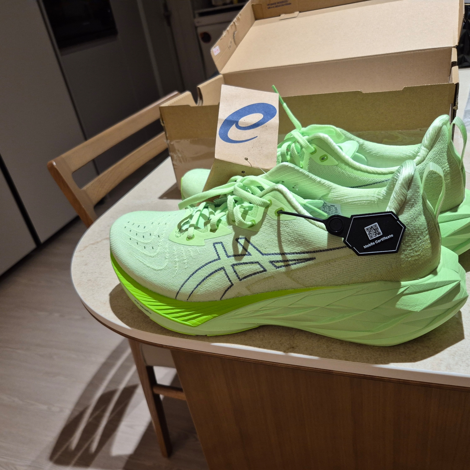 Asics Novablast 4 Illuminate Green Lime Burst - 2E Wide 착용 스타일