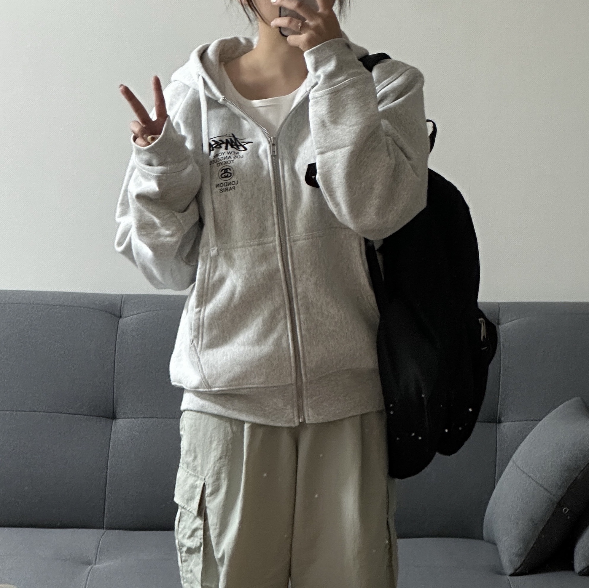 Stussy World Tour Zip Hoodie Ash Heather 2024 착용 스타일