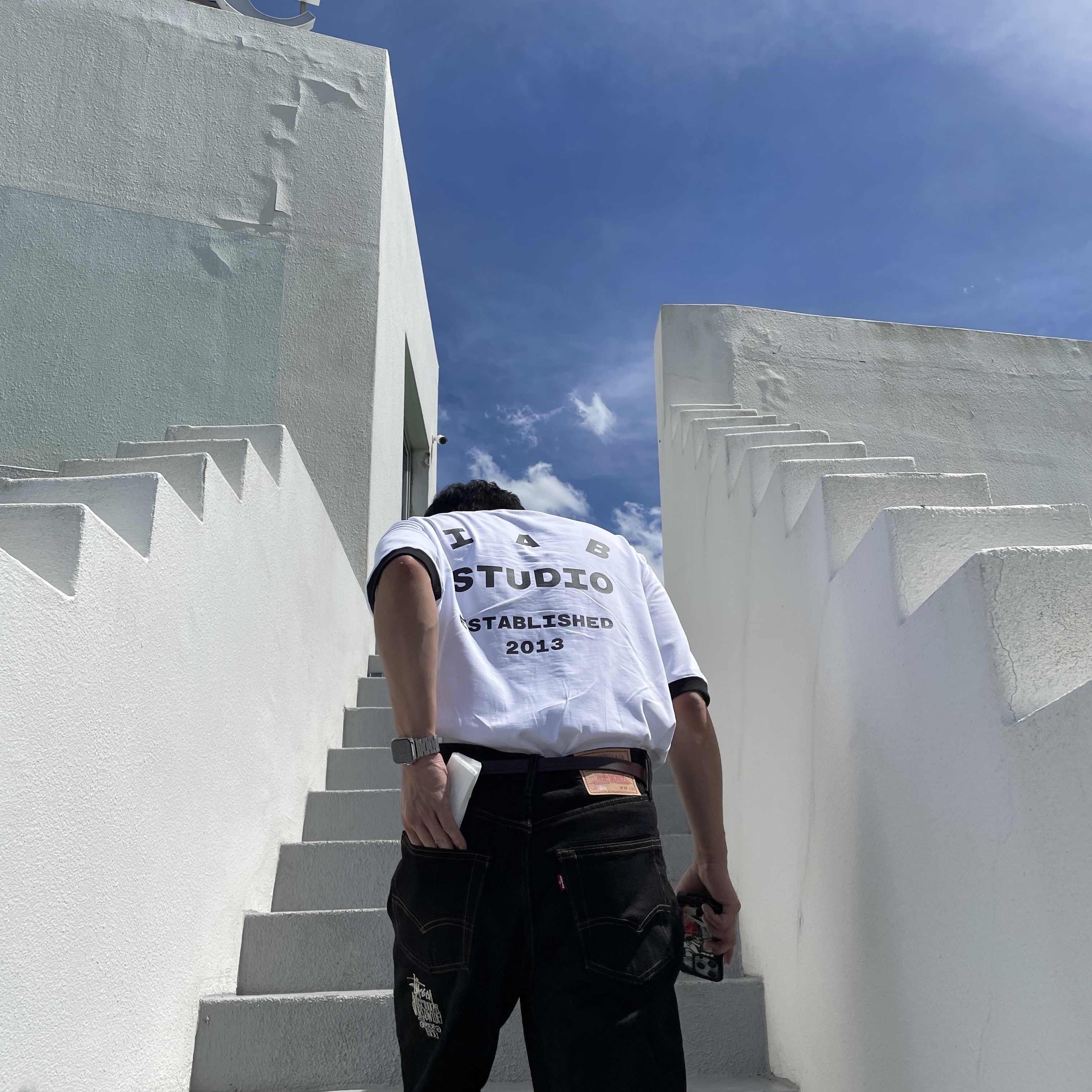 Stussy x Levi's Crispy Rinse 568 Jean Black, IAB Studio Established T-Shirt White Black 착용 스타일