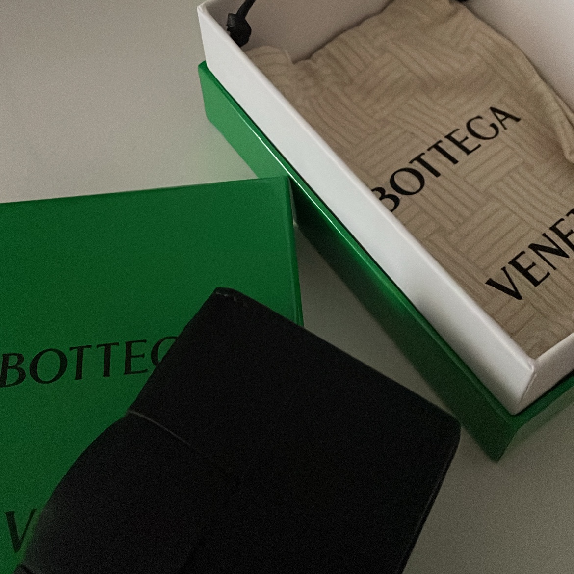 Bottega Veneta Flap Card Case Black 착용 스타일